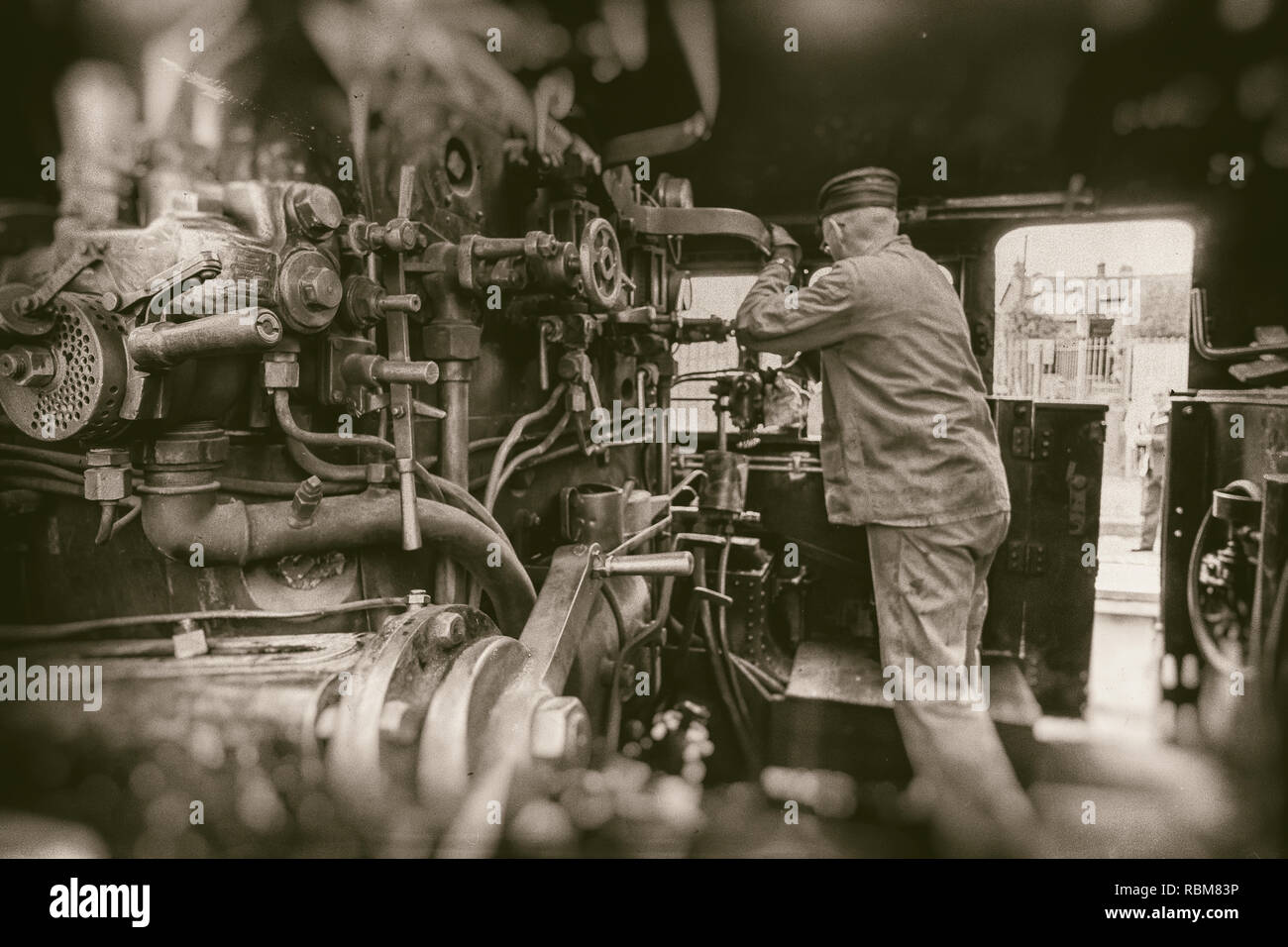 Motor Treiber arbeiten an Steam Train-Motor - retro Fotografie Stockfoto