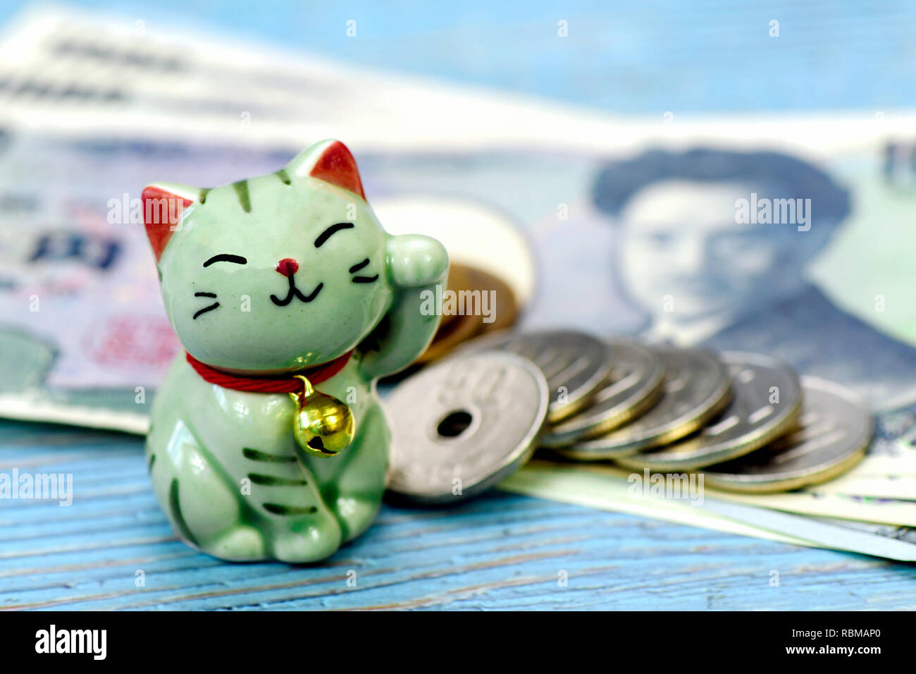 Maneki-Neko, die glückliche Katze und japanische Geld. Stockfoto