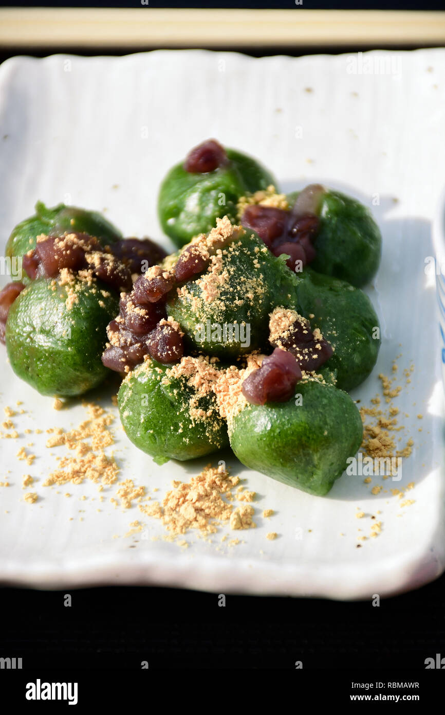 Japanische Dango, traditionelle japanische Süßigkeiten. Dango grüner Tee Knödel Aromen mit roten Bohnen Paste (Anko) mit heißem Tee serviert. Stockfoto