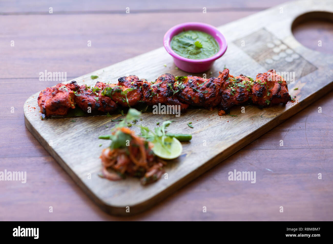 Tandoori Kebabs mit Pfefferminz Chutney Stockfoto