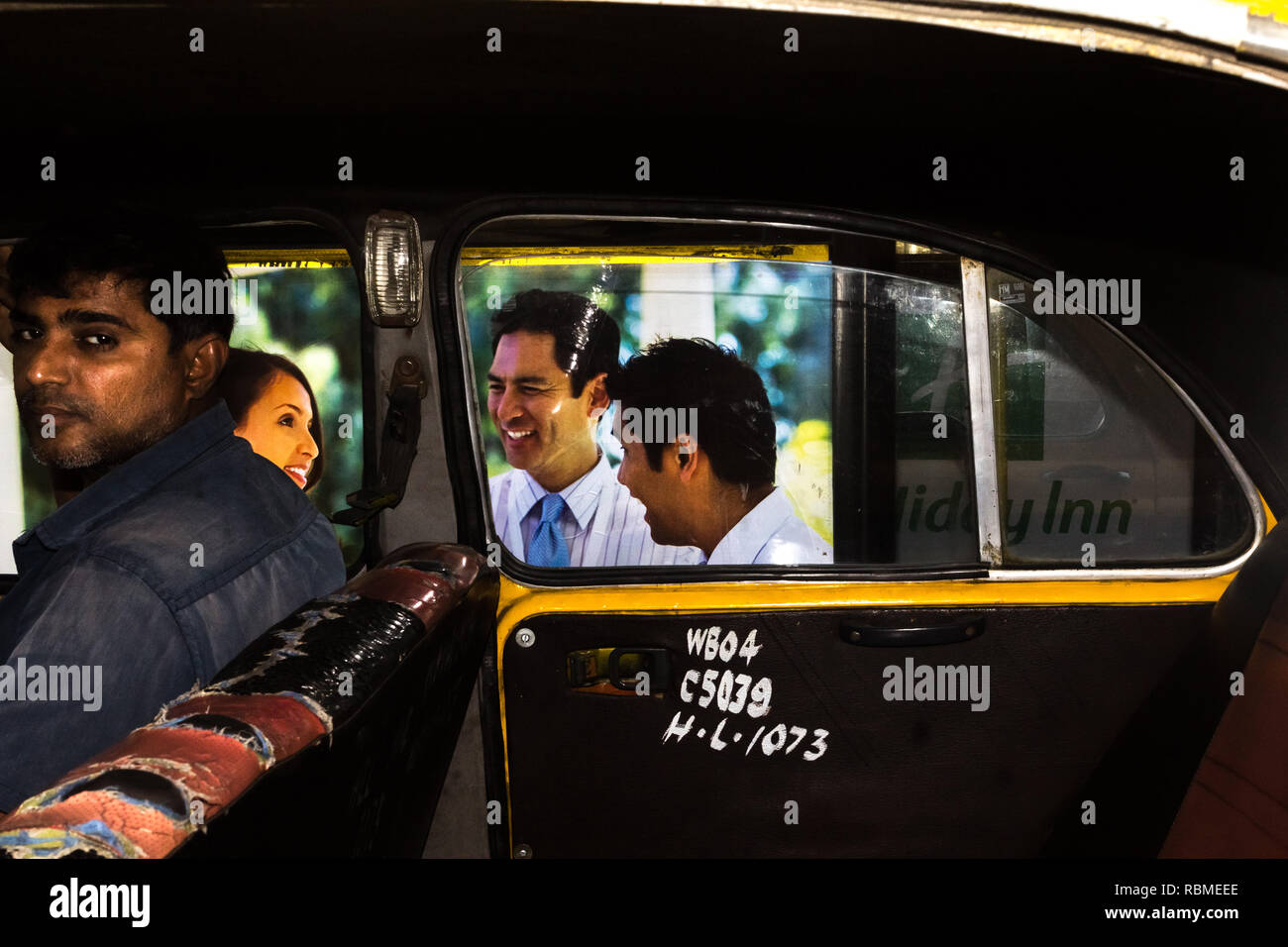 Mann in Taxi, Kali Ghat, Kolkata, West Bengal, Indien, Asien Stockfoto