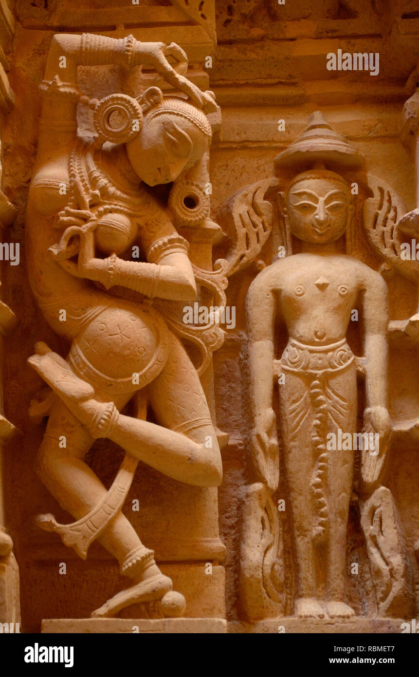 Woman Dancing Skulptur auf Jain Tempel, Jaisalmer, Rajasthan, Indien, Asien Stockfoto