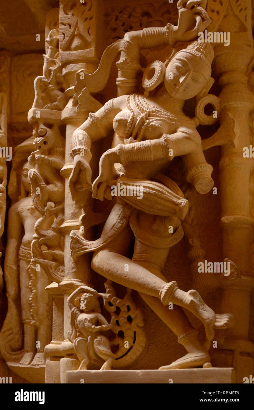 Frau spielen drum Skulptur auf Jain Tempel, Jaisalmer, Rajasthan, Indien, Asien Stockfoto