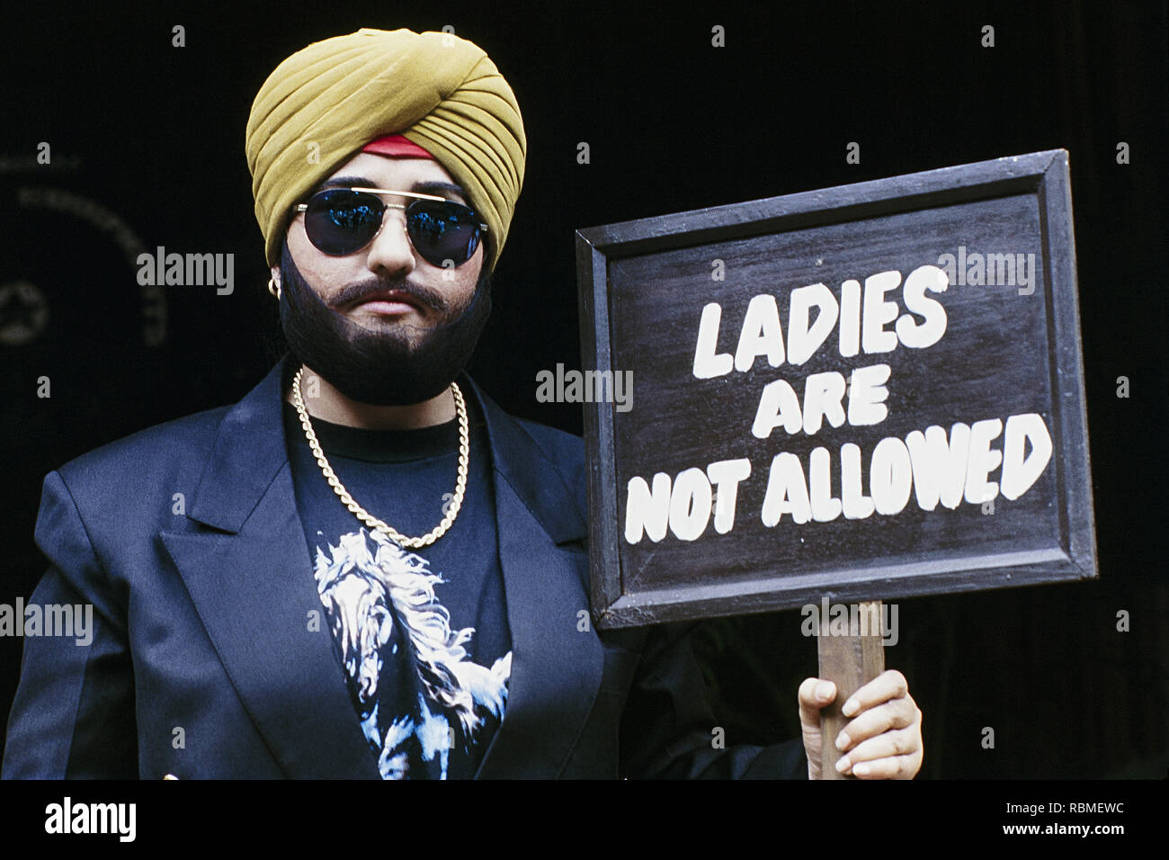 Hindi Kino Schauspielerin in Sikh Männerkleid Kostüm mit Schild "Damen sind nicht erlaubt" , Indien, Asien Stockfoto
