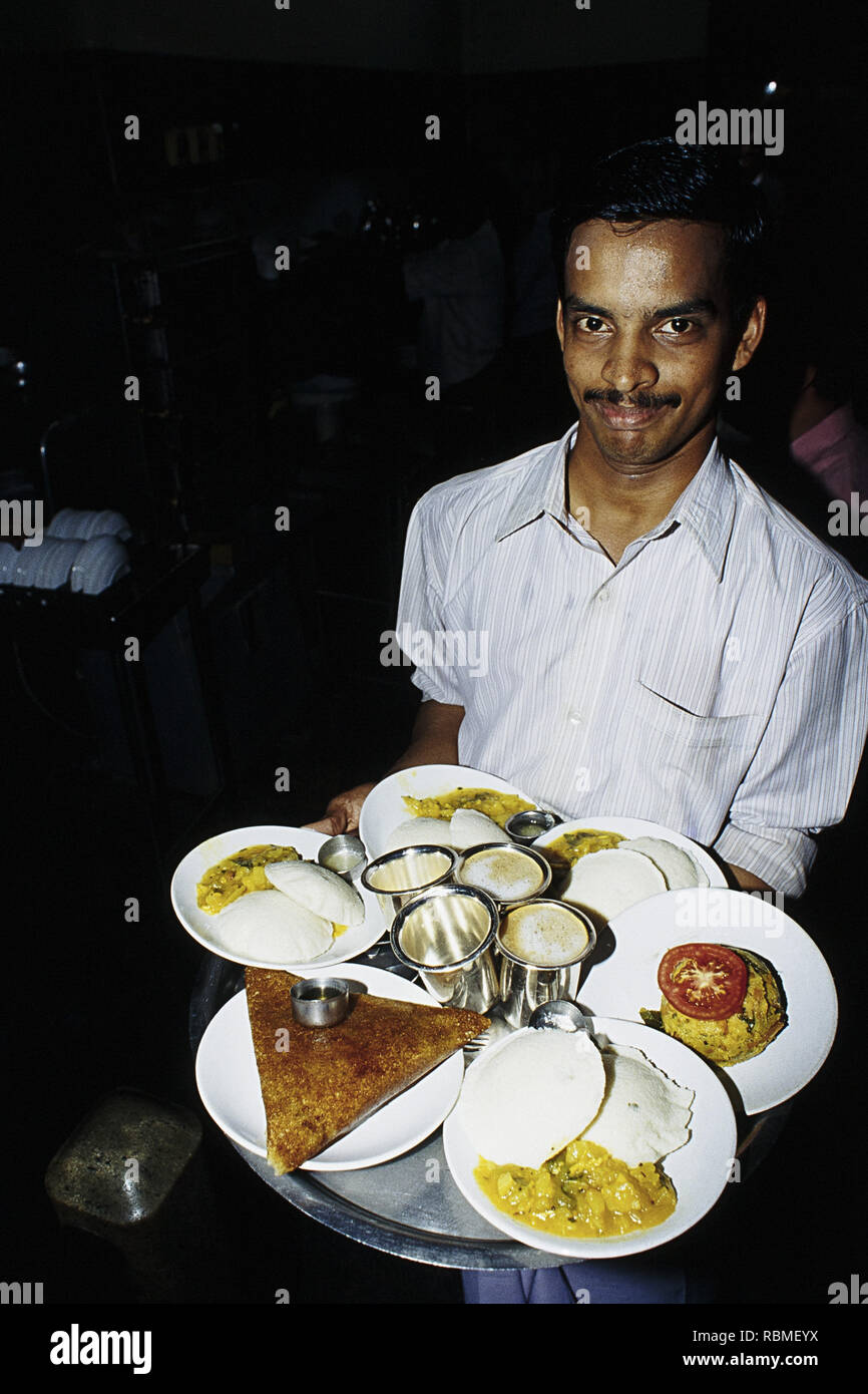 MTR Restaurant Kellner, die verschiedene Gerichte, Karnataka, Indien, Asien Stockfoto