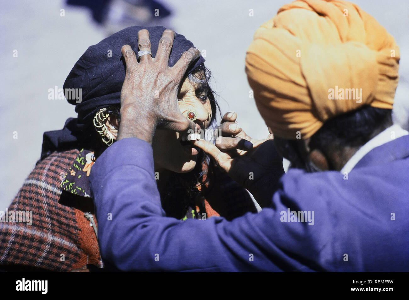Am Straßenrand Zahnarzt Kontrolle der Zähne von Frauen, Pushkar Fair, Rajasthan, Indien, Asien Stockfoto