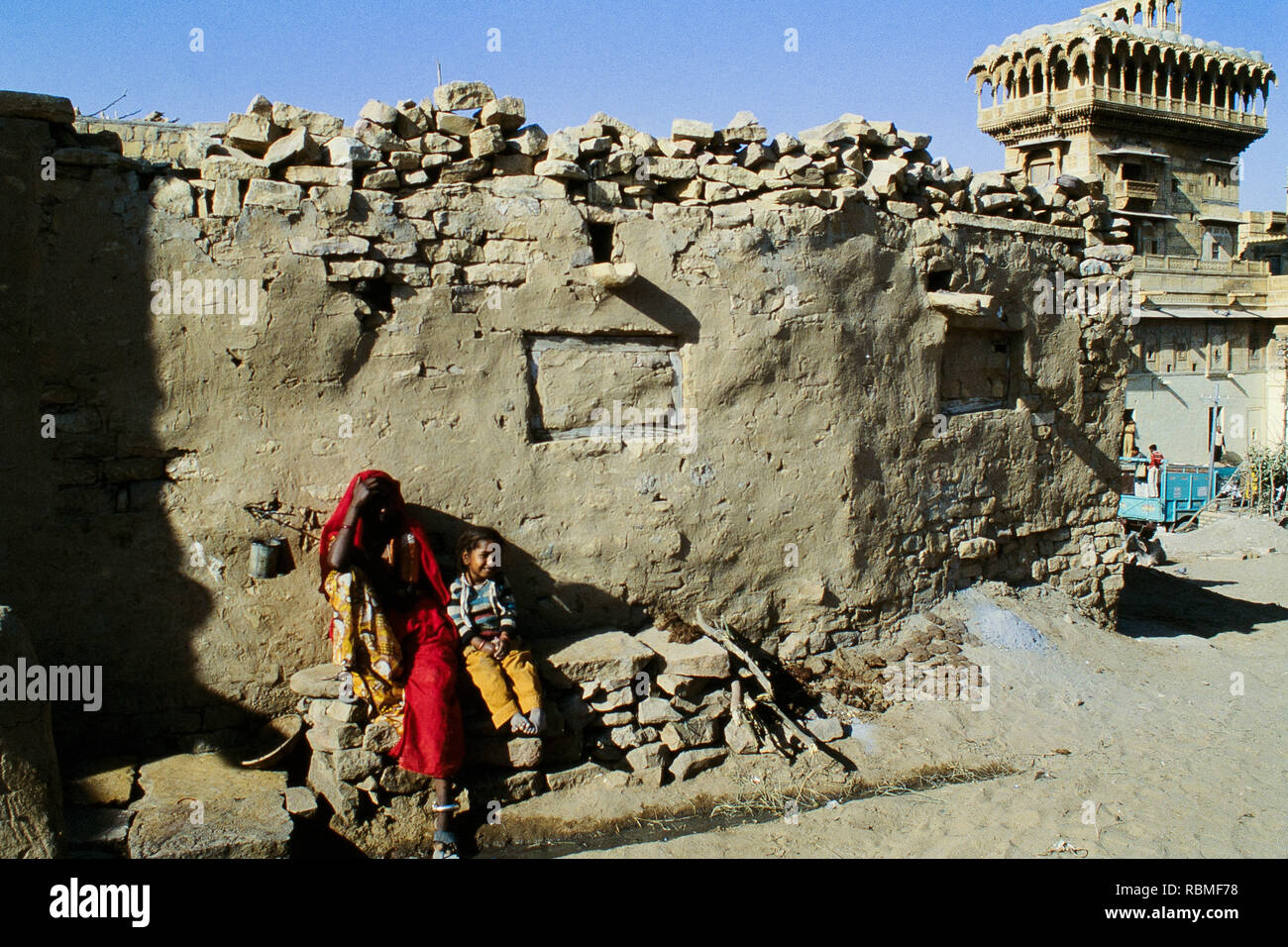 Mutter und Tochter sitzen zusammen, Jaisalmer, Rajasthan, Indien, Asien Stockfoto