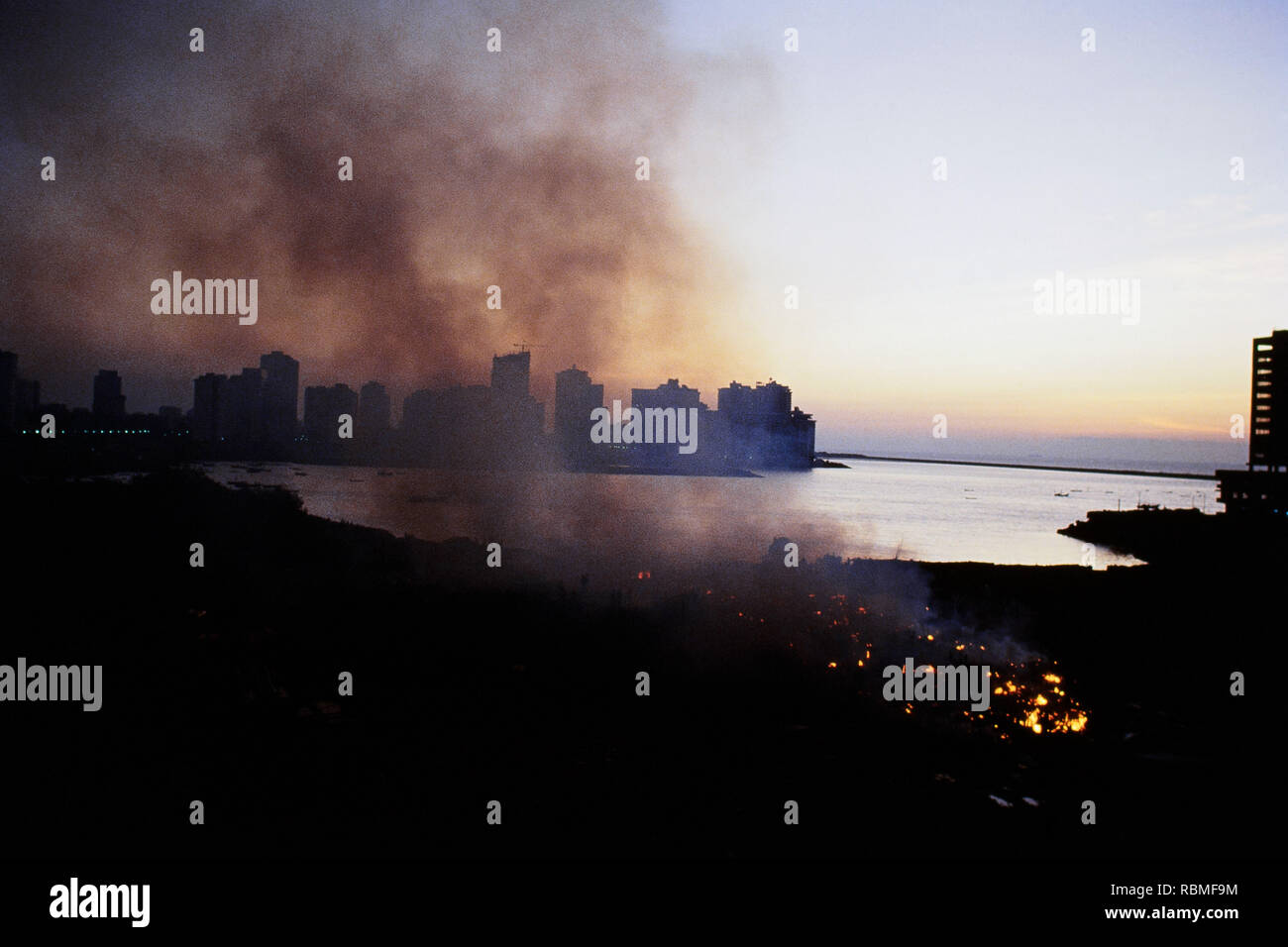 Slums Brennen im Feuer, Colaba, Mumbai, Maharashtra, Indien, Asien Stockfoto