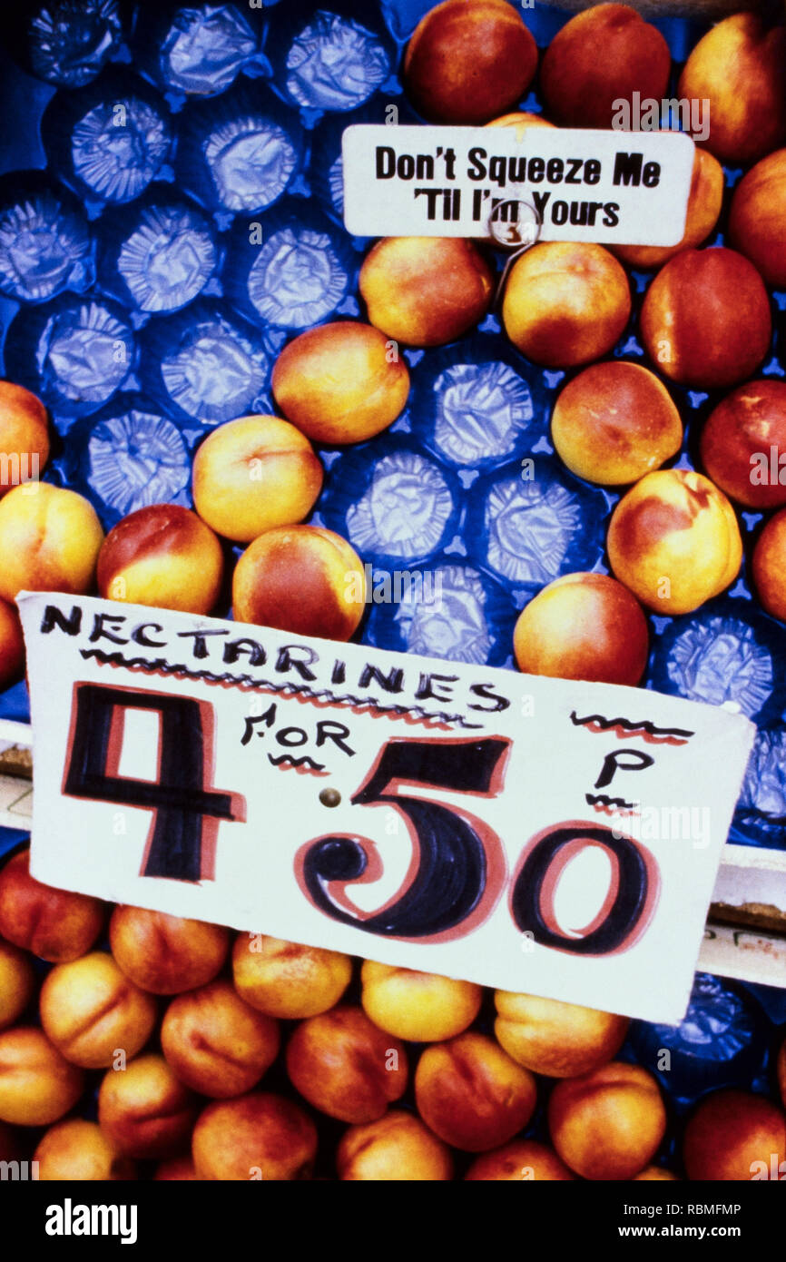 Pfirsich Früchte Anzeige mit Preis, London, Vereinigtes Königreich Stockfoto