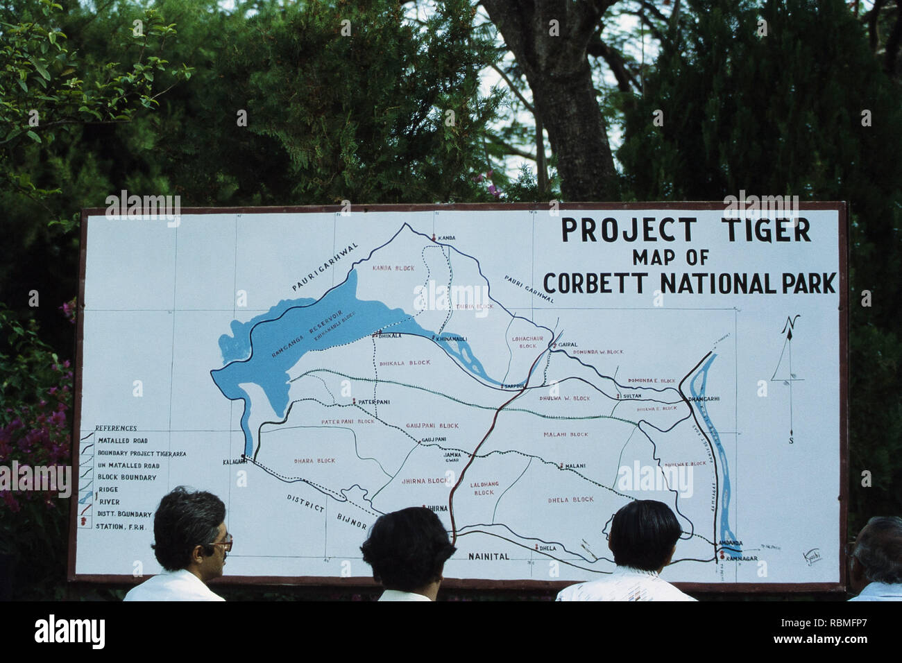 Männer an der Karte suchen, Corbett National Park, Uttar Pradesh, Indien, Asien Stockfoto