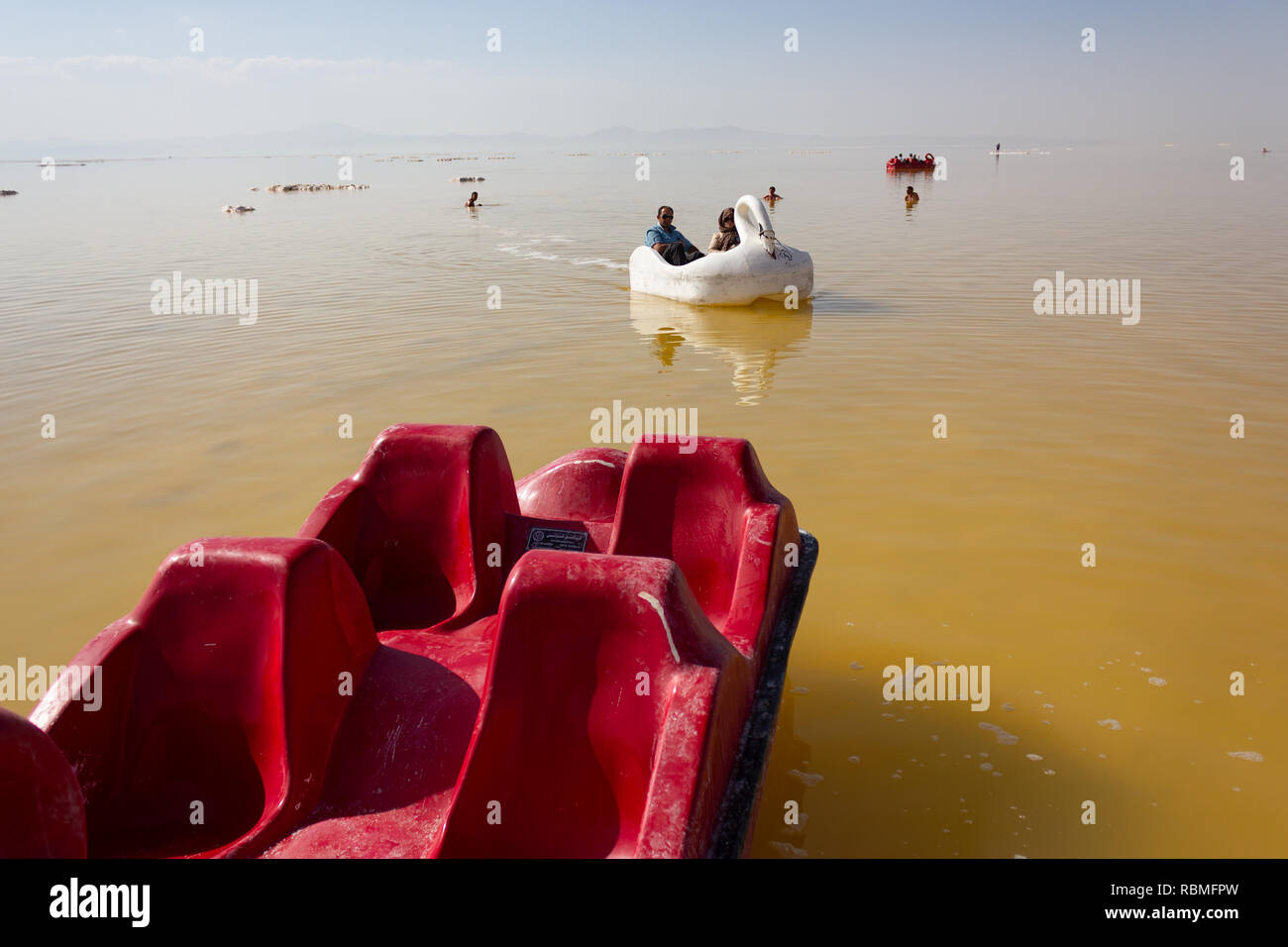 Ein Paar sind, ein Tretboot auf dem Urmia See, West Provinz Aserbaidschan, Iran Stockfoto