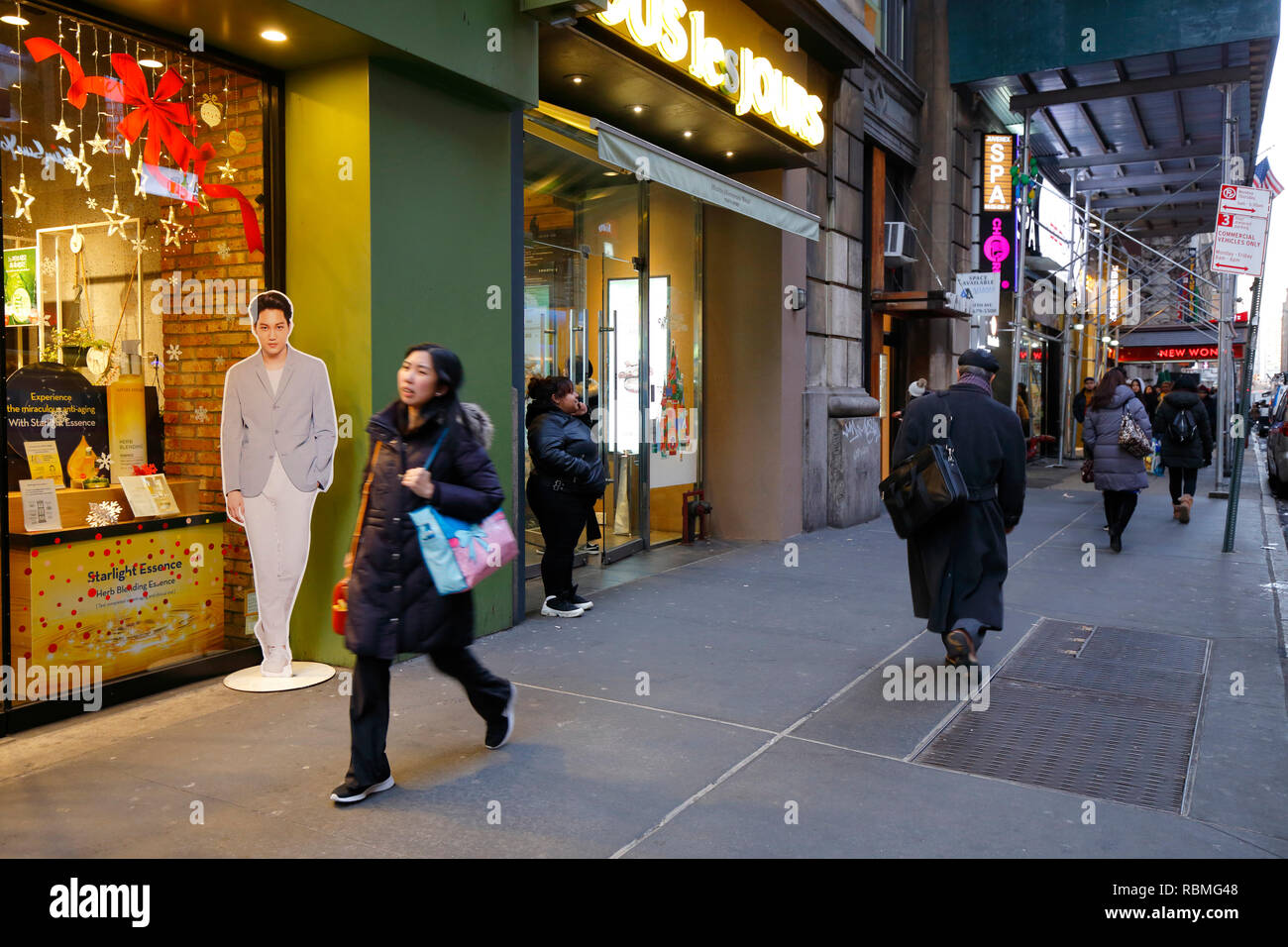 Menschen zu Fuß nach unten West 32nd Street im Koreatown in Manhattan, New York NY (19. Dezember 2018) Stockfoto