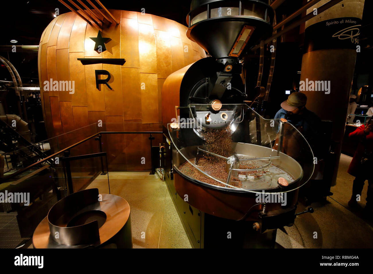 Die Röstung gourmet Kaffeebohnen Starbucks finden Rösterei New York Stockfoto