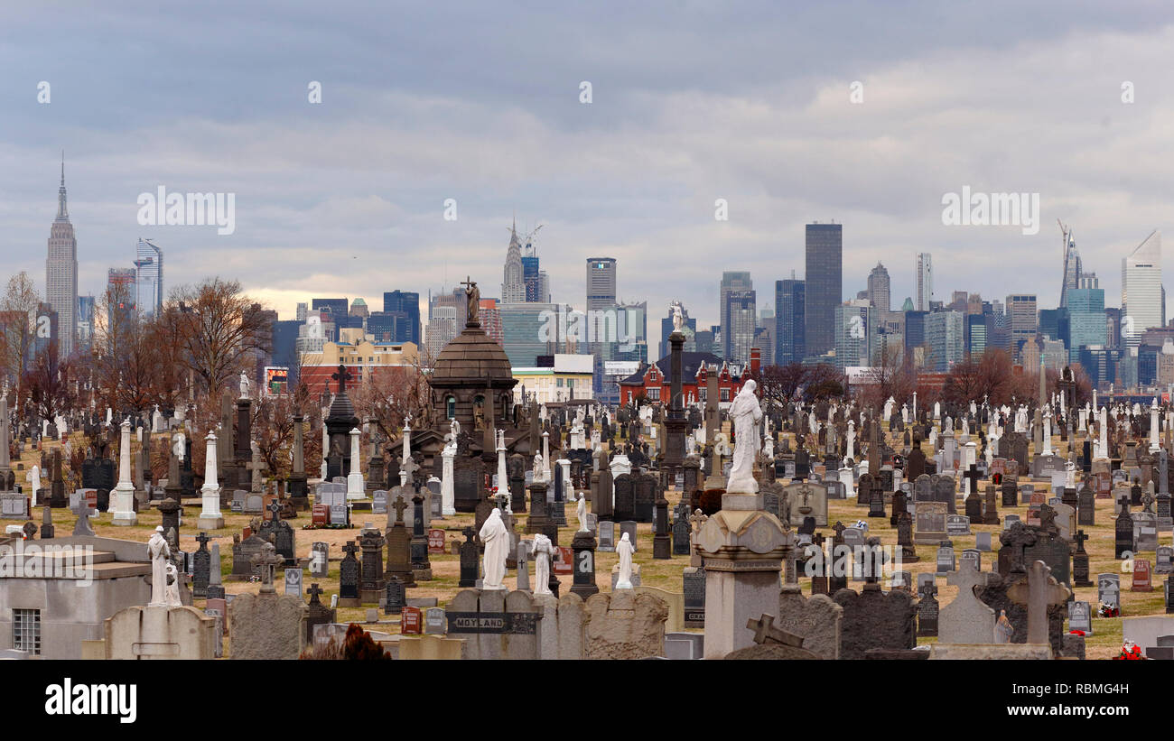 Skyline von New York City Manhattan bei Dämmerung mit Friedhof im Vordergrund. Blick von maspeth, gowanus, sunnyside. Stockfoto