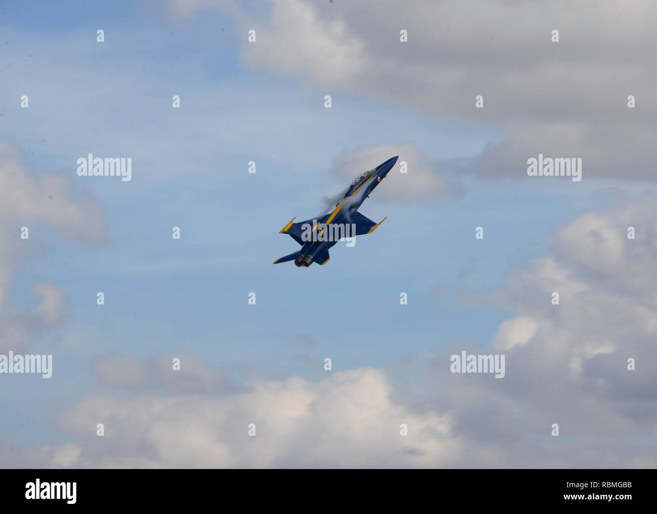 Lt.Cmdr. Andre Webb Piloten ein Blauer Engel Jet, John Beasley, eine Luftfahrt Ausbilder an Ed White High School in Jacksonville, Florida, über Naval Air Station Jacksonville, Okt. 24, 2018. Dieser Flug ist eine spezielle Fahrt für Beasley, ein wichtiger Einflussnehmer in Jacksonville, vor der NAS-Jax Air Show ab Okt. 27. (U.S. Marine Foto von Mass Communication Specialist 2. Klasse Nick A. Grim/freigegeben) Stockfoto