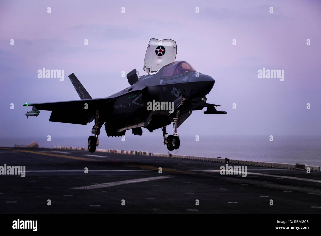 ARABIAN SEA - Eine F-35B Blitz II zugeordnet Marine Fighter Attack Squadron 211 (Vmfa), 13 Marine Expeditionary Unit (MEU), macht die letzten Vorbereitungen an Bord der Wespe zu landen - Klasse amphibisches Schiff USS Essex (LL 2), Jan. 9, 2019. Der Essex ist das Flaggschiff der Essex amphibische Gruppe und bereit, mit der begonnen 13. MEU, ist in die USA 5 Flotte Bereich der Maßnahmen zur Unterstützung der Marine im Einsatz für die Stabilität und Sicherheit in der Region zu gewährleisten und verbindet das Mittelmeer und den Pazifischen Raum durch den westlichen Indischen Ozean und drei strategischen Punkten ersticken. (U Stockfoto