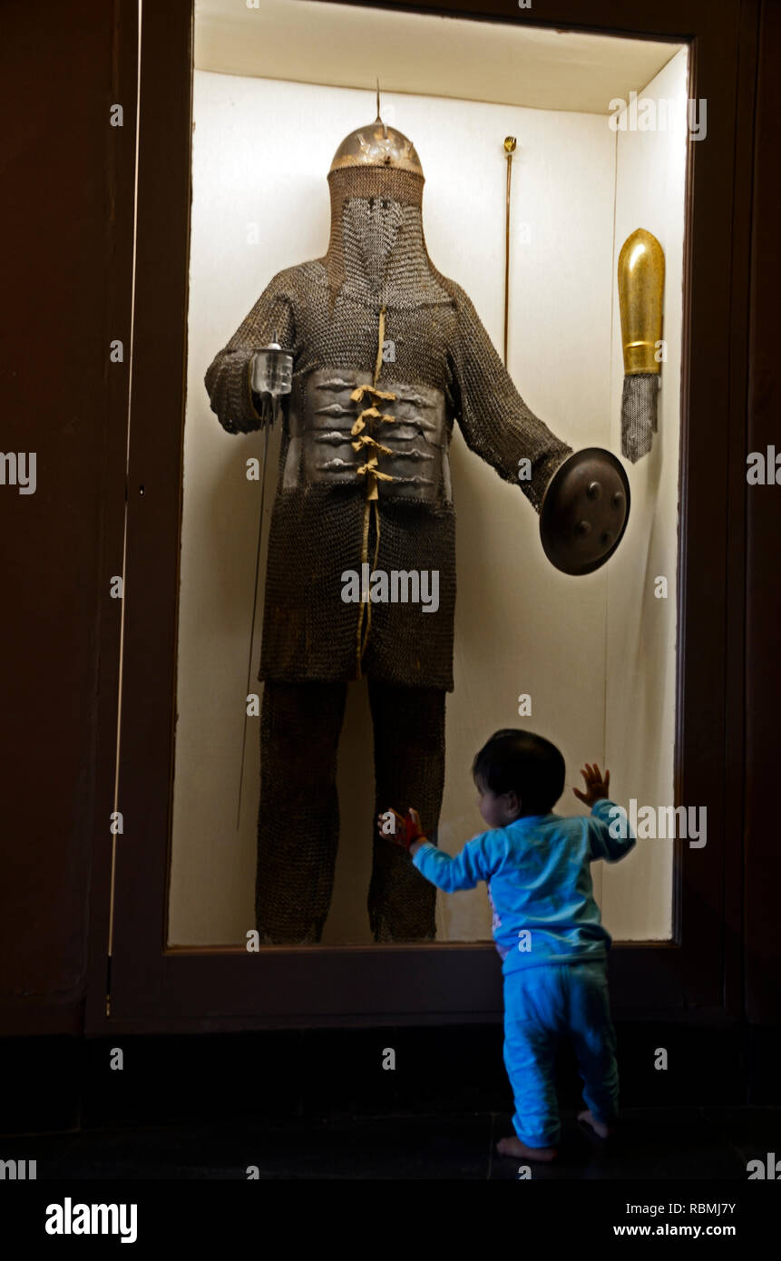 Kind beobachten gepanzerten Kostüm der Soldat, Mehrangarh Fort, Jodhpur, Rajasthan, Indien, Asien Stockfoto