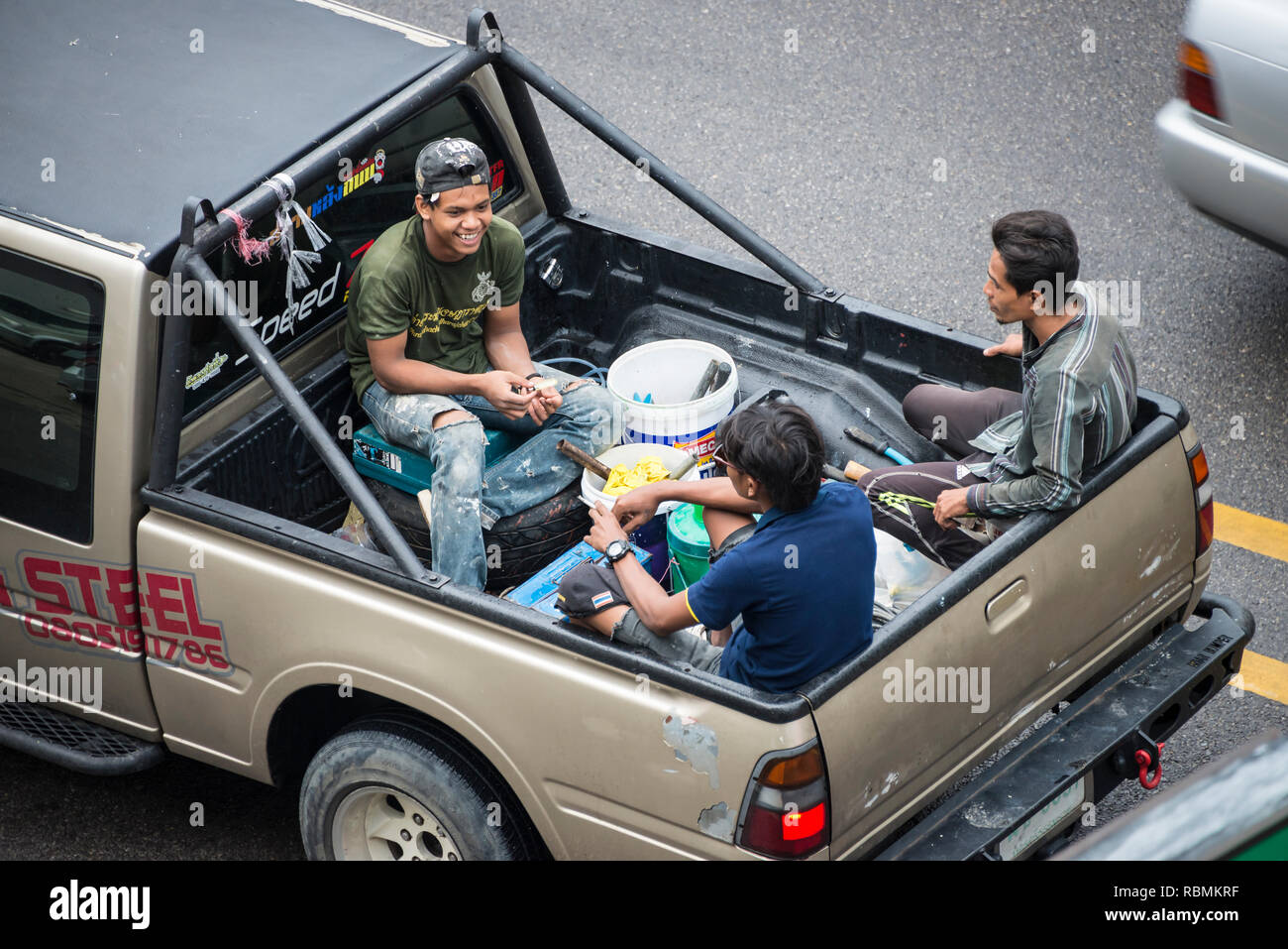 Arbeitnehmer gehen in einem pickup Lkw auf den Straßen von Patong, Phuket, Thailand. 24. Dezember 2018 Stockfoto