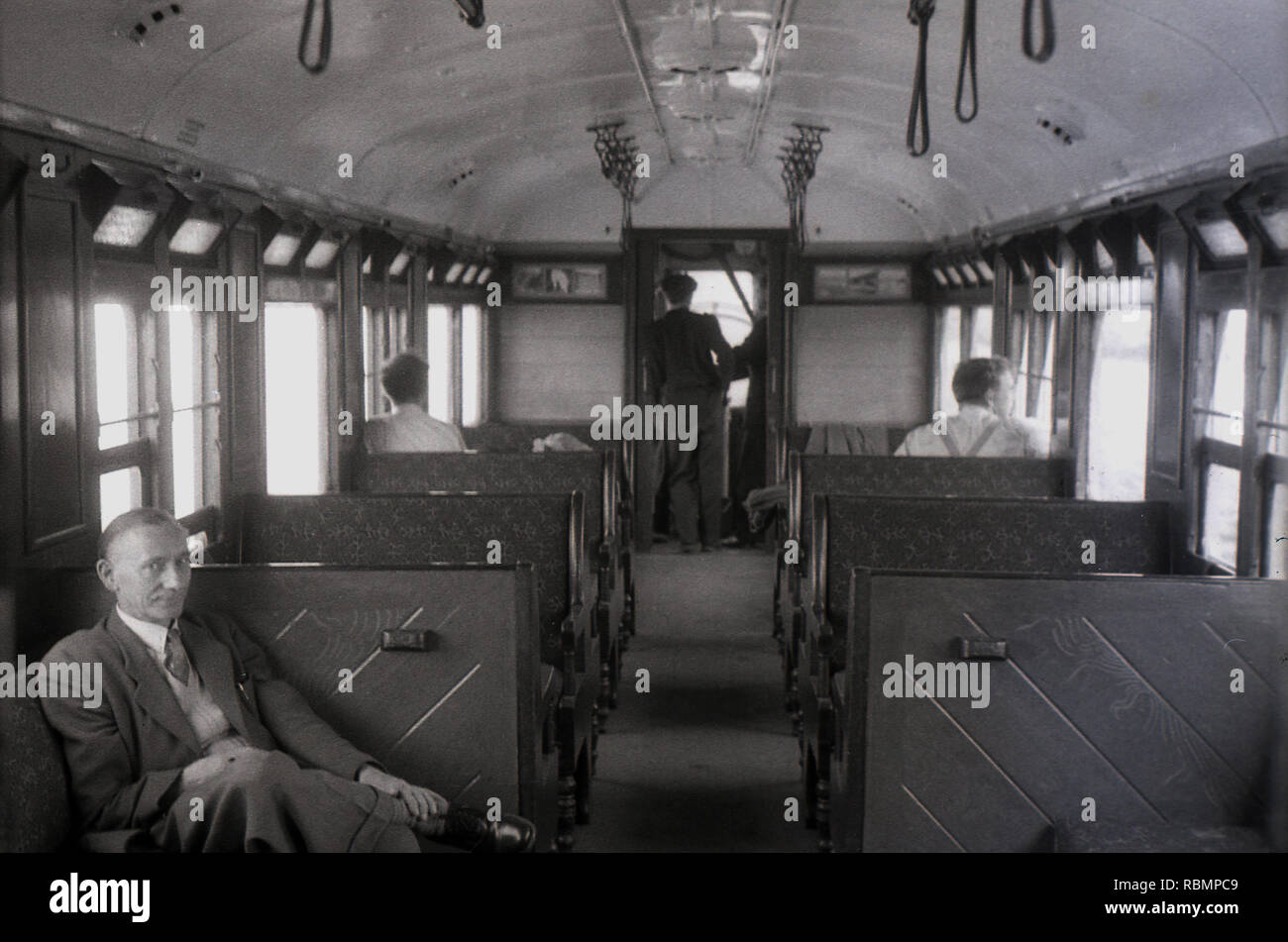 1950, historische, erwachsenen männlichen Passagier in einem Waggon dieser Ära sitzen, England, UK. Stockfoto