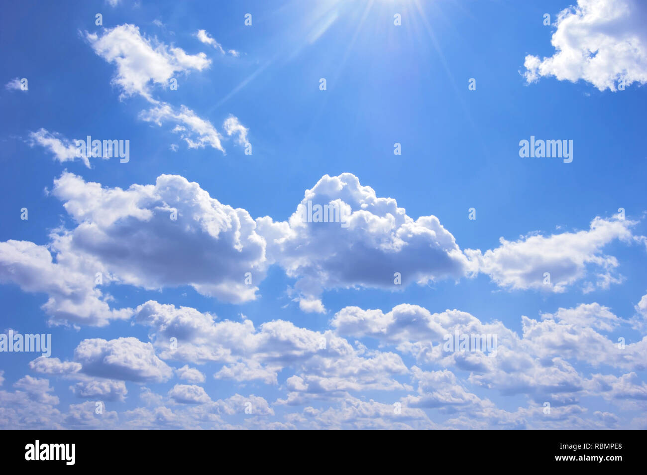 Viele Wolken im blauen Himmel. Sonnigen Tag. Für text Stockfoto