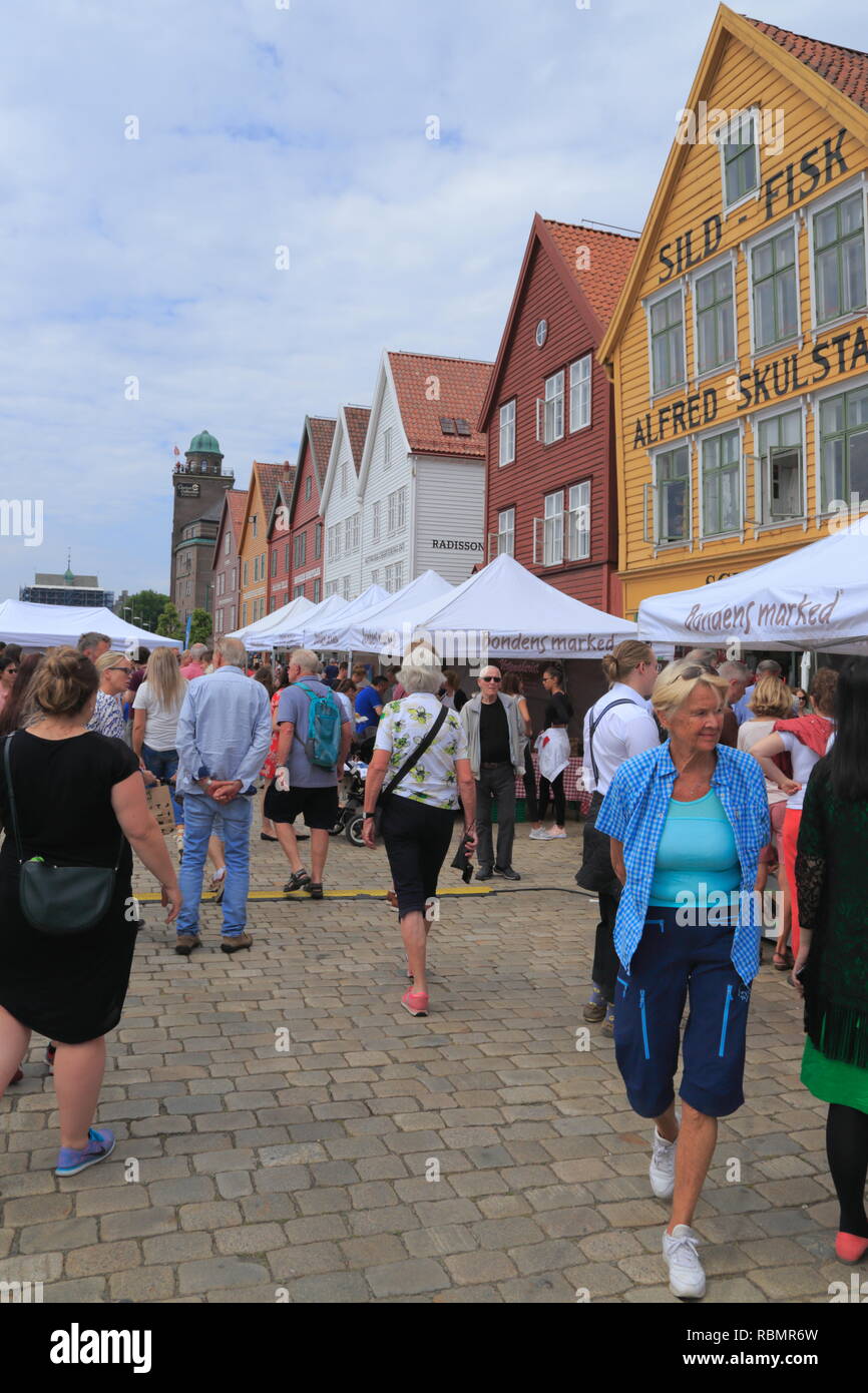 Die Menschen entlang der UNESCO Weltkulturerbe Bryggen, während des traditionellen Torgdagen (Markt) in Bergen, Norwegen. Stockfoto