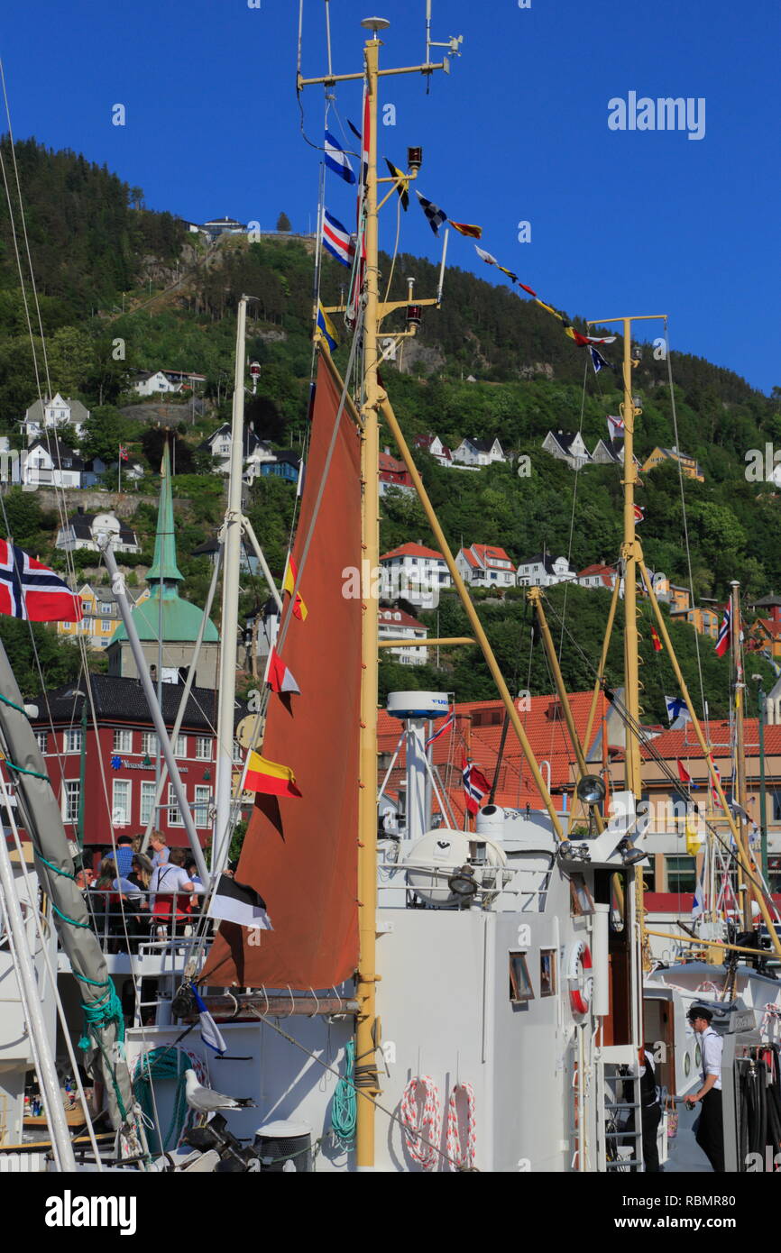 Boote füllen den Hafen von Bergen in Norwegen als Teil des Marktes Tag (Torgdagen) Festlichkeiten am 9. Juni 2018. Stockfoto