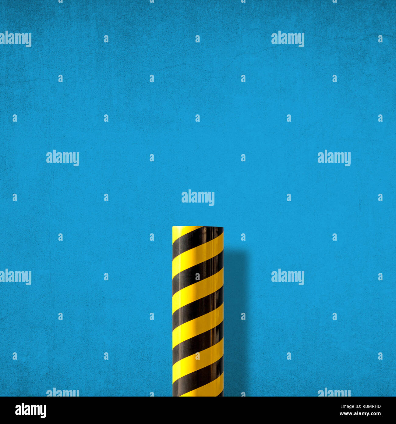 Straße Warnschild mit diagonal Gelb und schwarzen Streifen gegen den blauen distressed Wand. Abstrakte farbenfrohe minimalistischen Bild Stockfoto