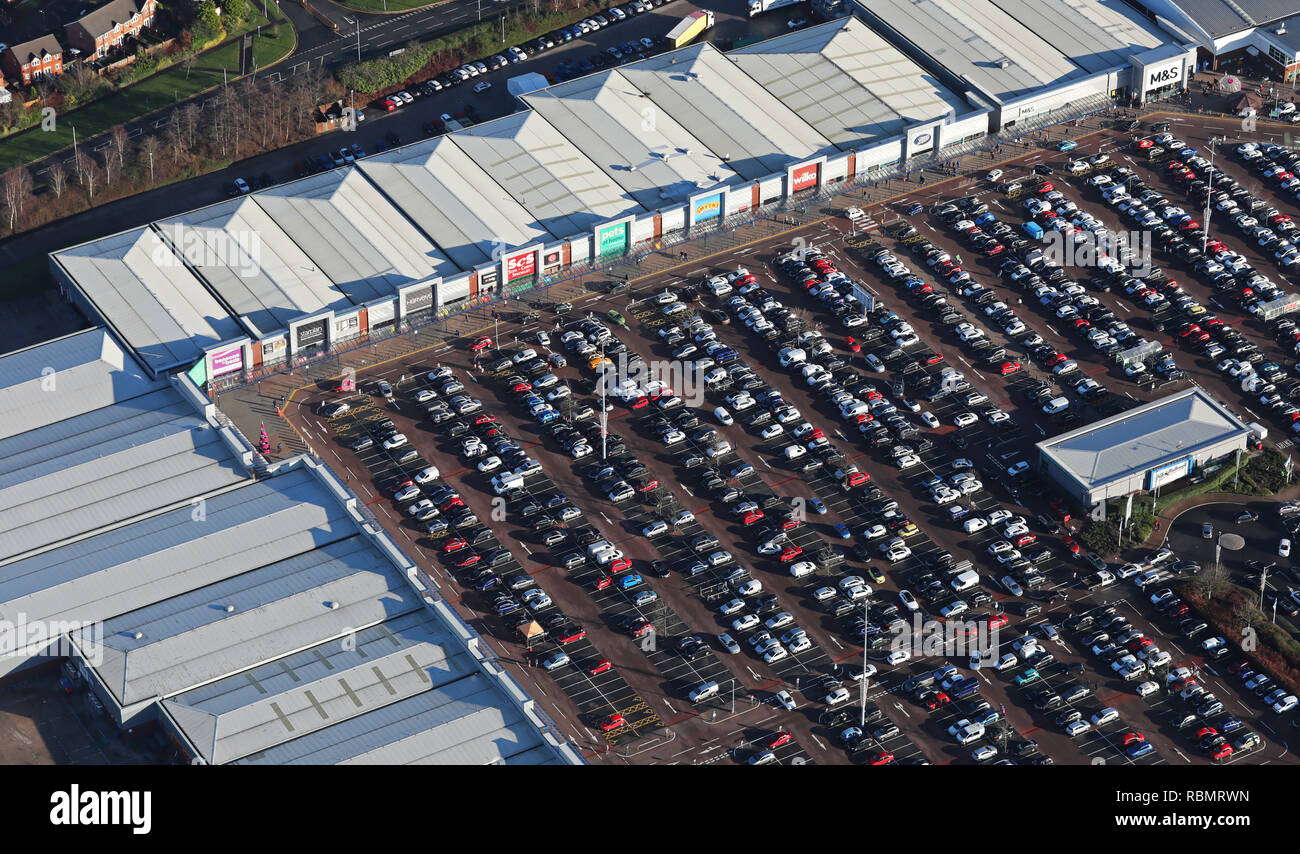 Ein Retail Immobilien & dessen Parkplatz voller Shopper am Heiligabend, Nordengland, 24. Dezember 2018 Stockfoto