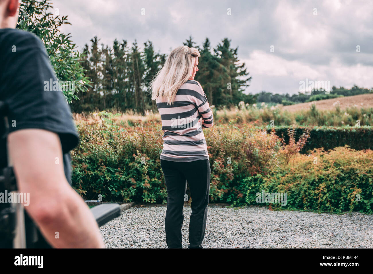 Mann mit dystonie im Rollstuhl und Frau in Beziehung Kampf Stockfoto