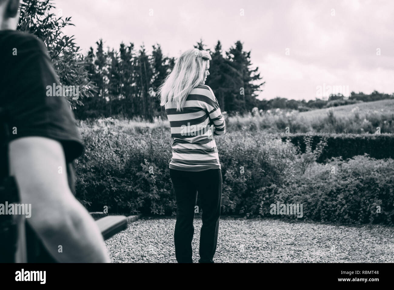 Mann mit dystonie im Rollstuhl und Frau in Beziehung Kampf Stockfoto