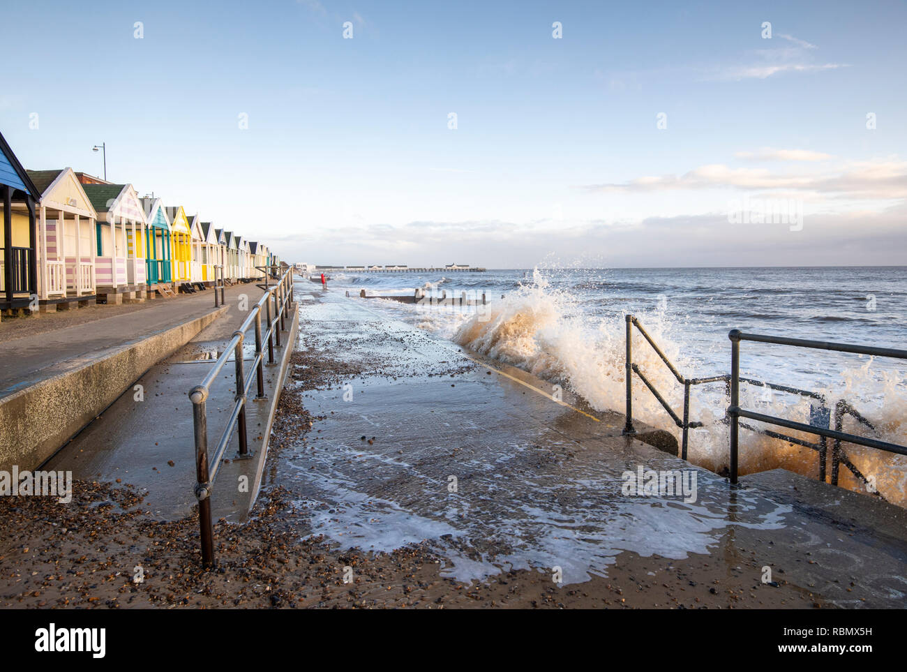 Winter Tidal Surge an einem sonnigen Tag an Southwold in Suffolk, England Großbritannien Stockfoto