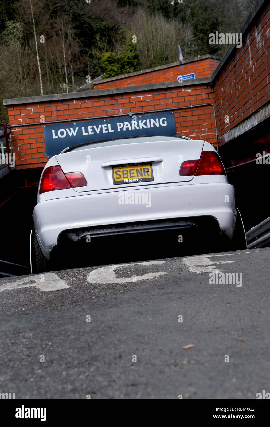 'Low Level Parking' Schild über stanced, senkte die BMW E46 3er on air bag Suspension abgesenkt und geändert Stockfoto