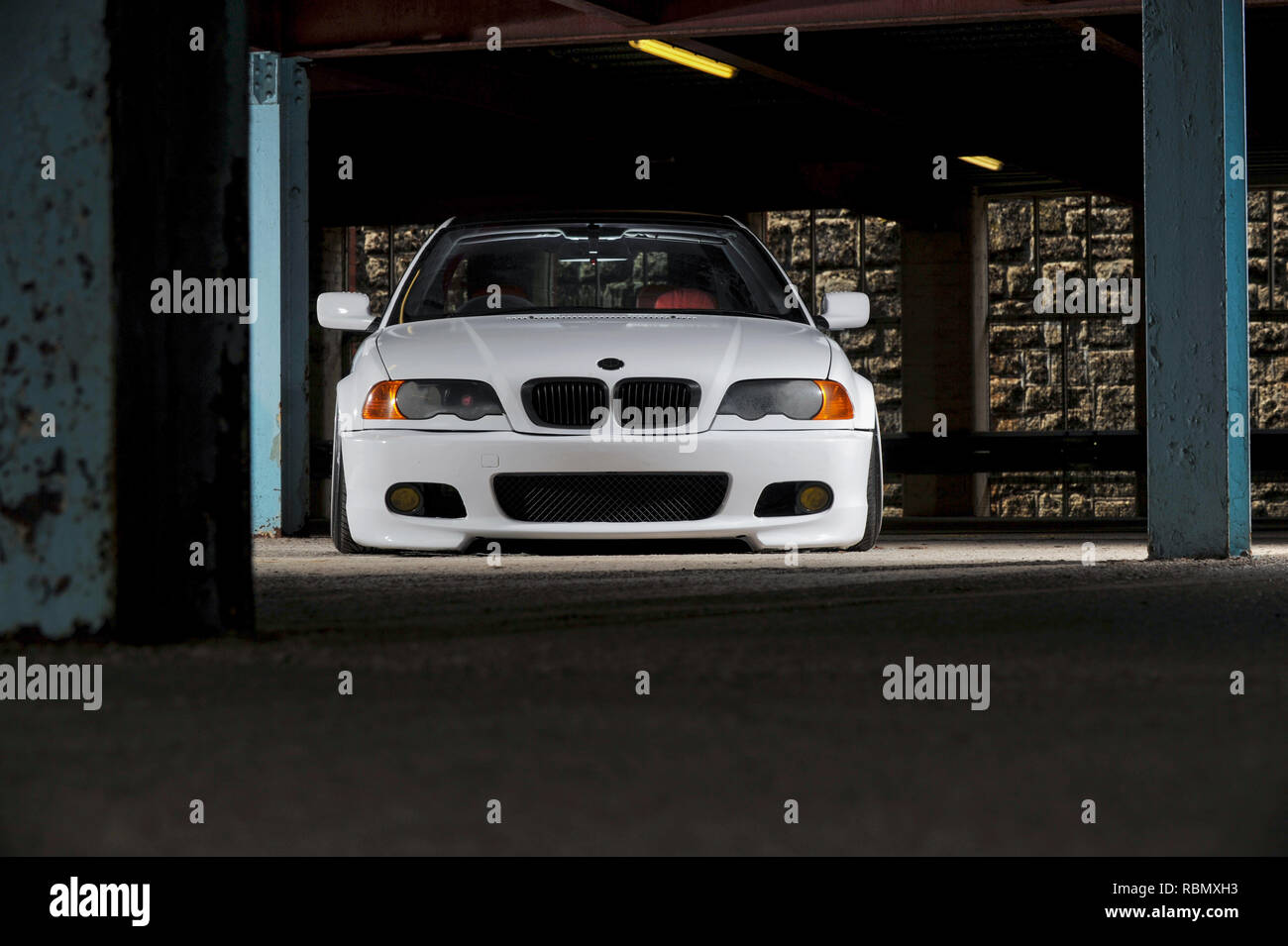 Stanced BMW E46 3er on air bag Suspension abgesenkt und geändert Stockfoto