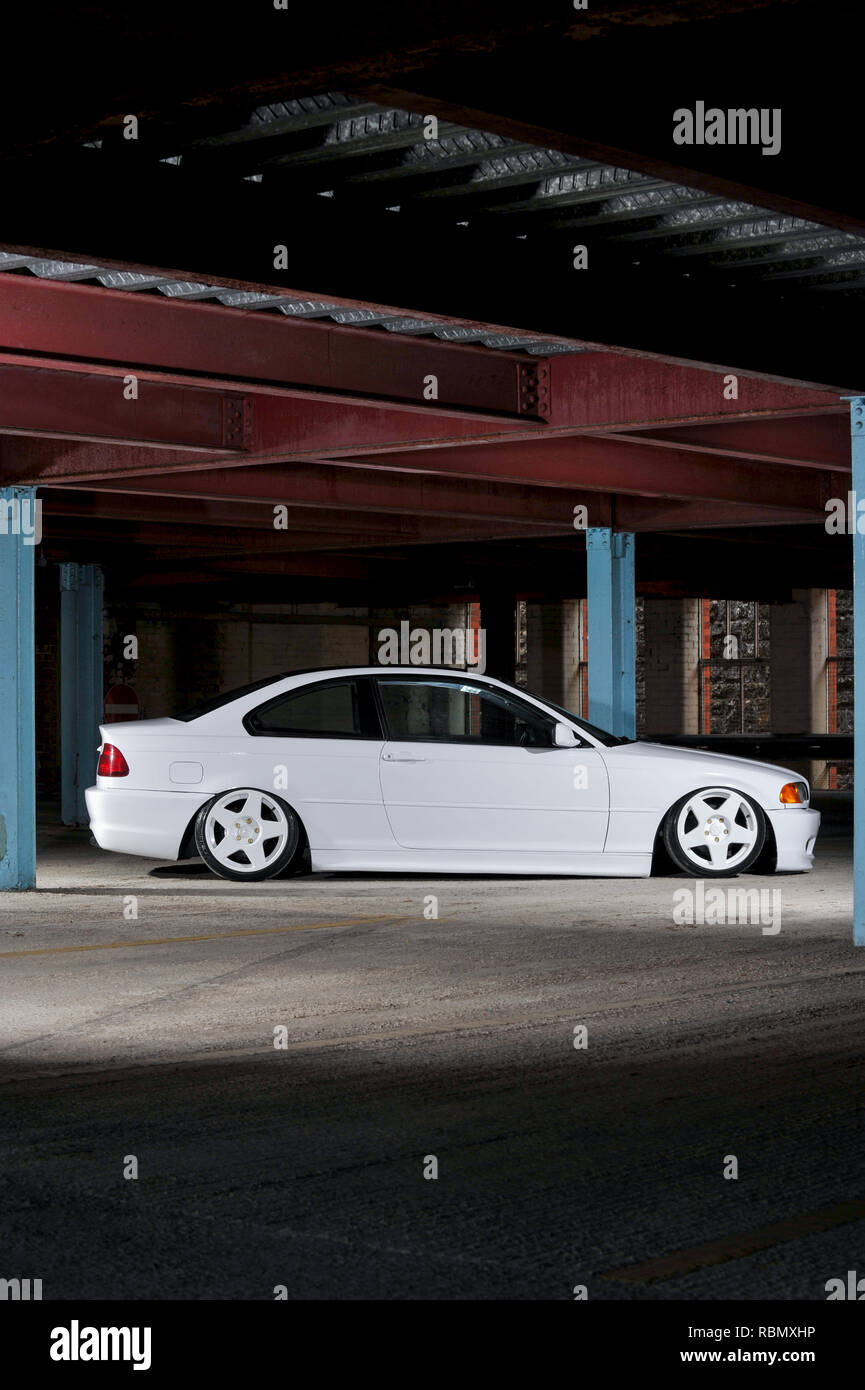 Stanced BMW E46 3er on air bag Suspension abgesenkt und geändert Stockfoto