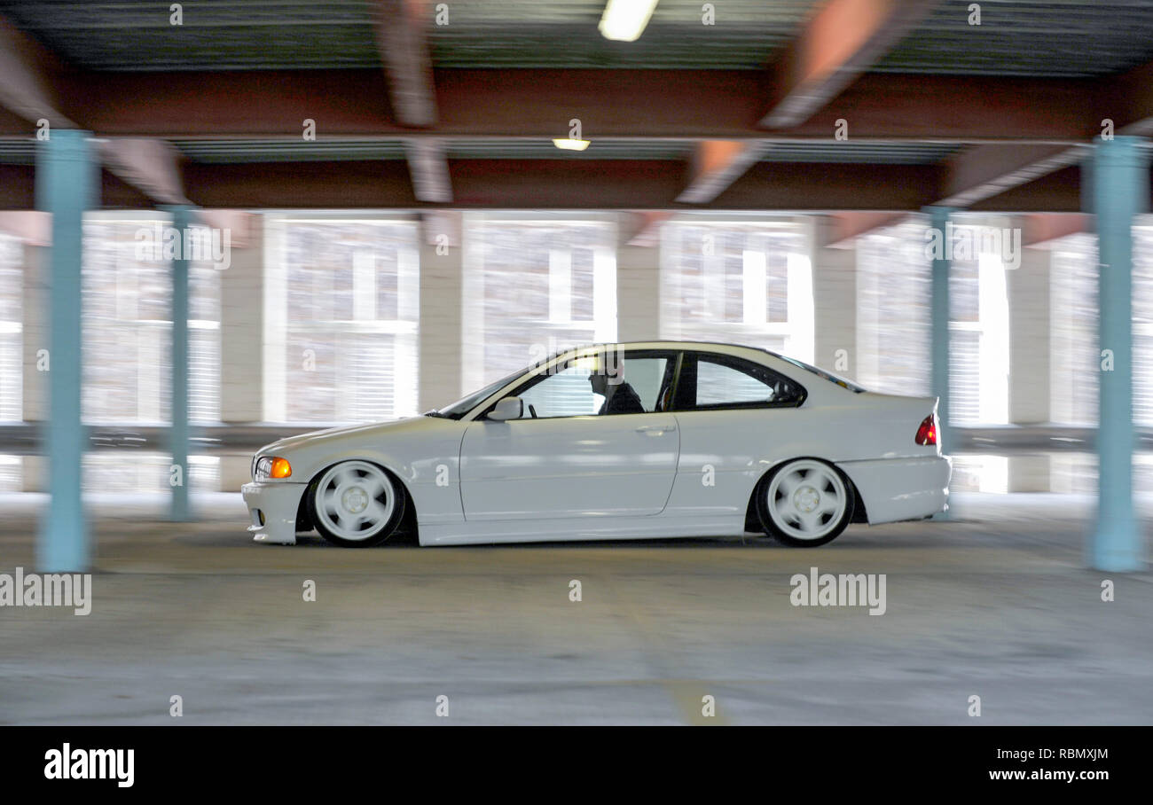 Stanced BMW E46 3er on air bag Suspension abgesenkt und geändert Stockfoto