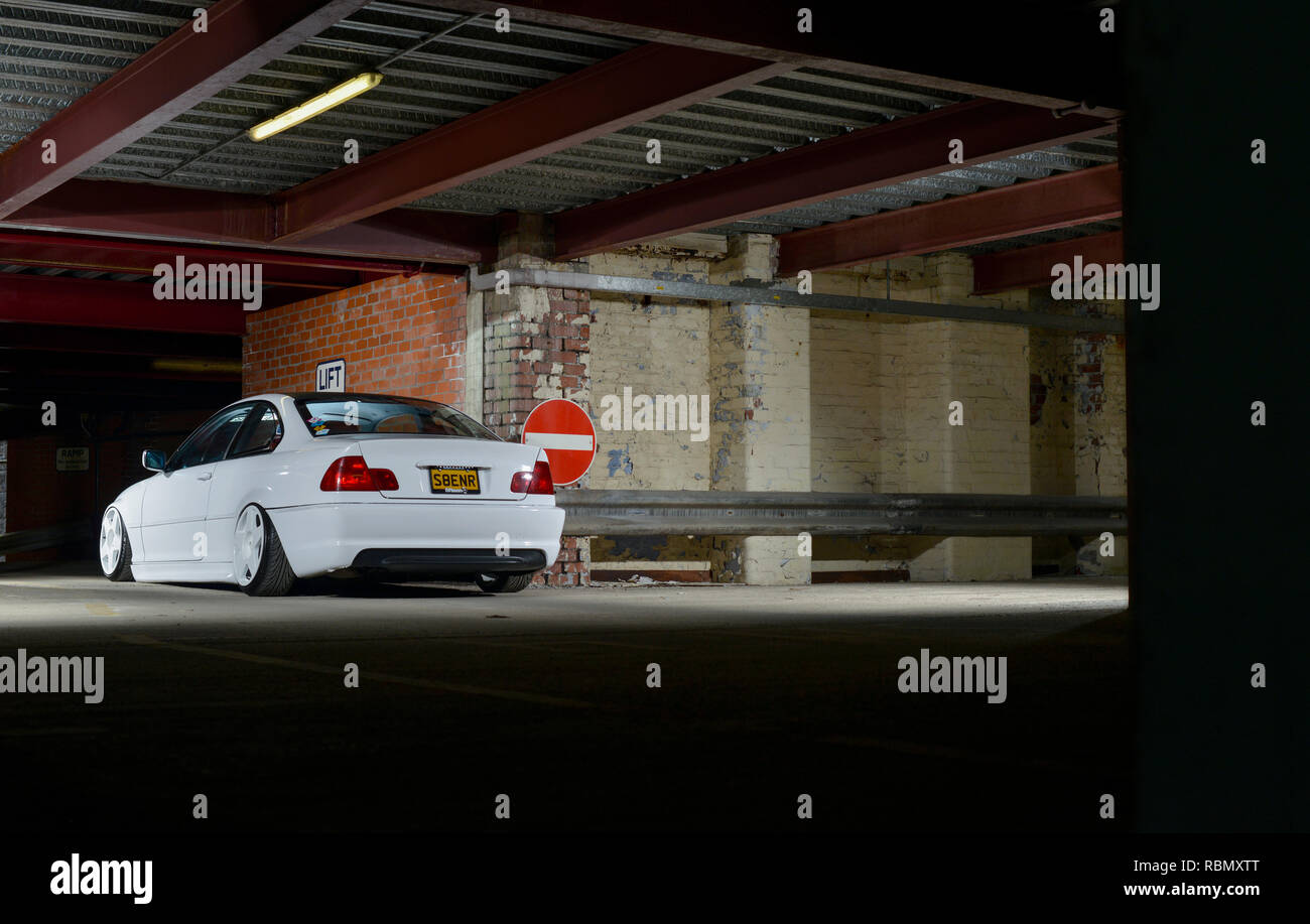 Stanced BMW E46 3er on air bag Suspension abgesenkt und geändert Stockfoto