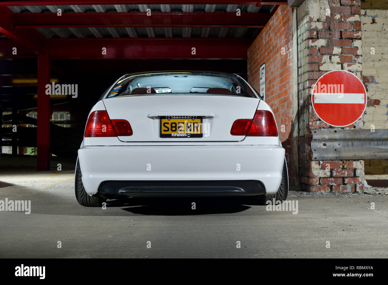 Stanced BMW E46 3er on air bag Suspension abgesenkt und geändert Stockfoto