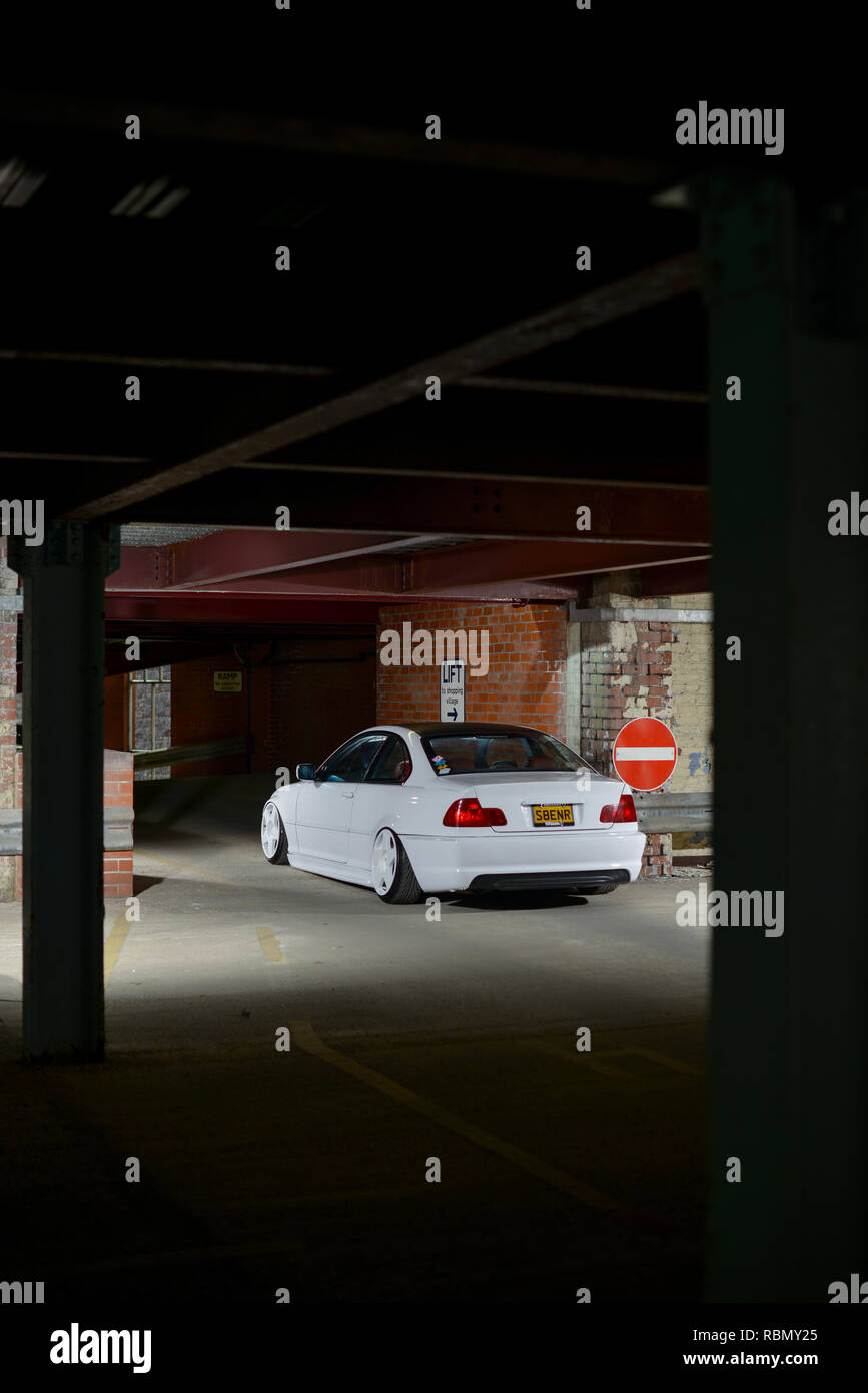 Stanced BMW E46 3er on air bag Suspension abgesenkt und geändert Stockfoto