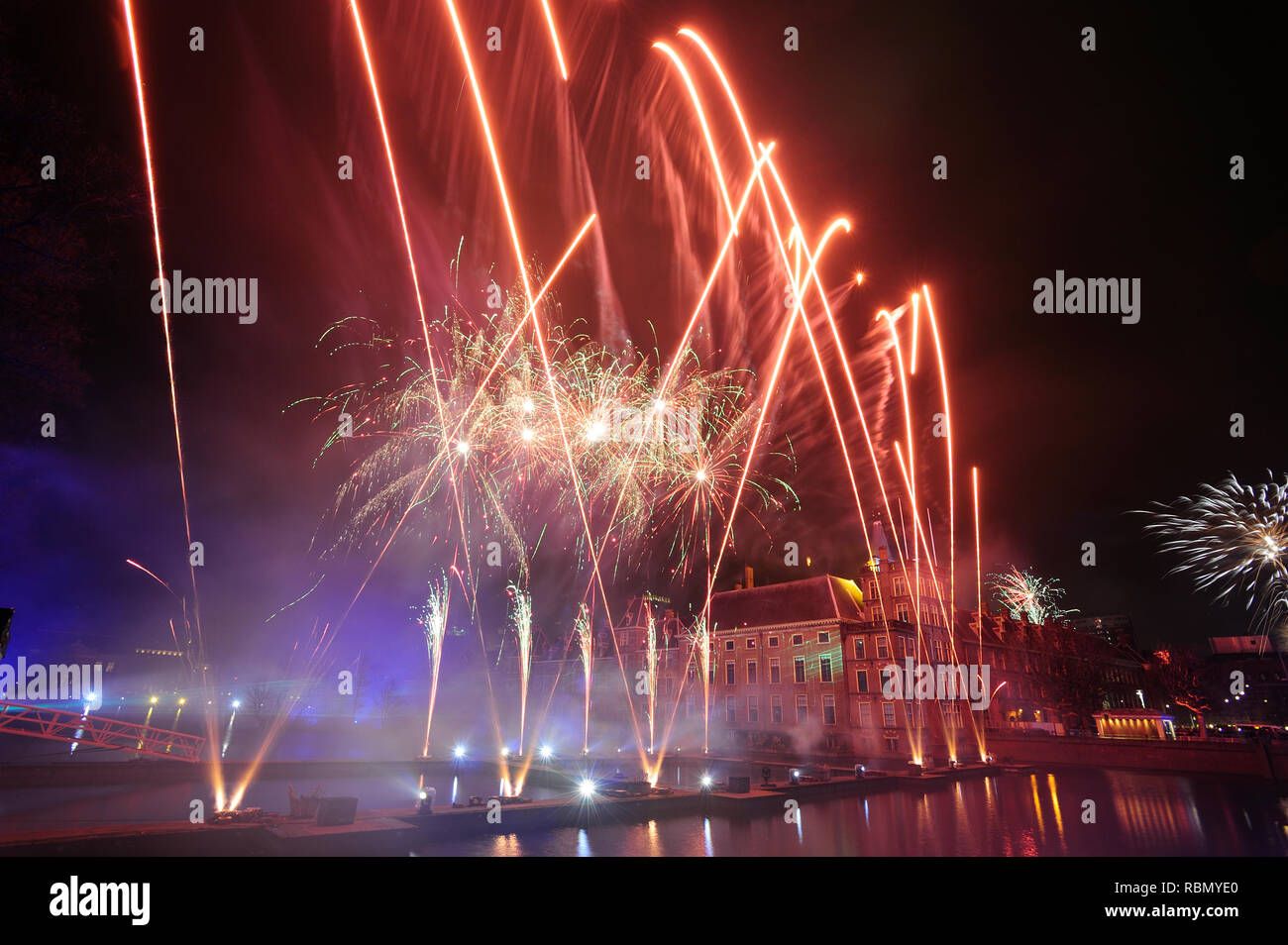 Hofvijver, Den Haag, Niederlande. 01. Januar, 2019. Feuerwerk auf der  Hofvijver, im neuen Jahr mit dem Binnenhof, als Kulisse Usher. Char  Stockfotografie - Alamy