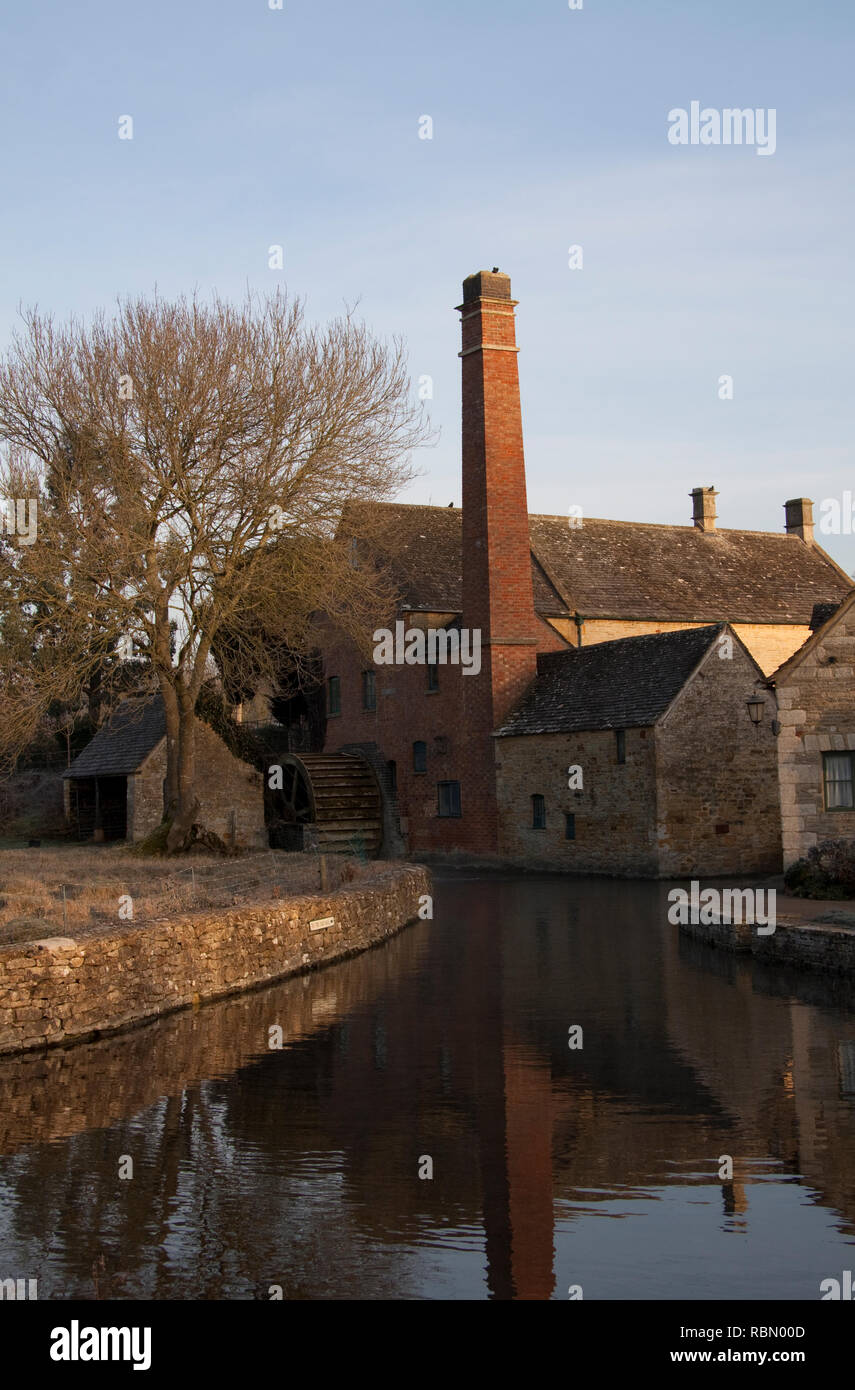 Wasserrad und Mühle Stockfoto