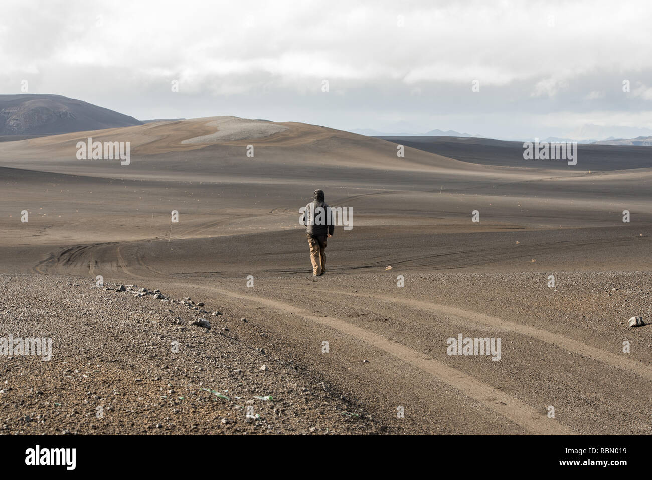 Unendliche Weiten: Lonely Personen wandern in Island vulkanische Hochland Stockfoto