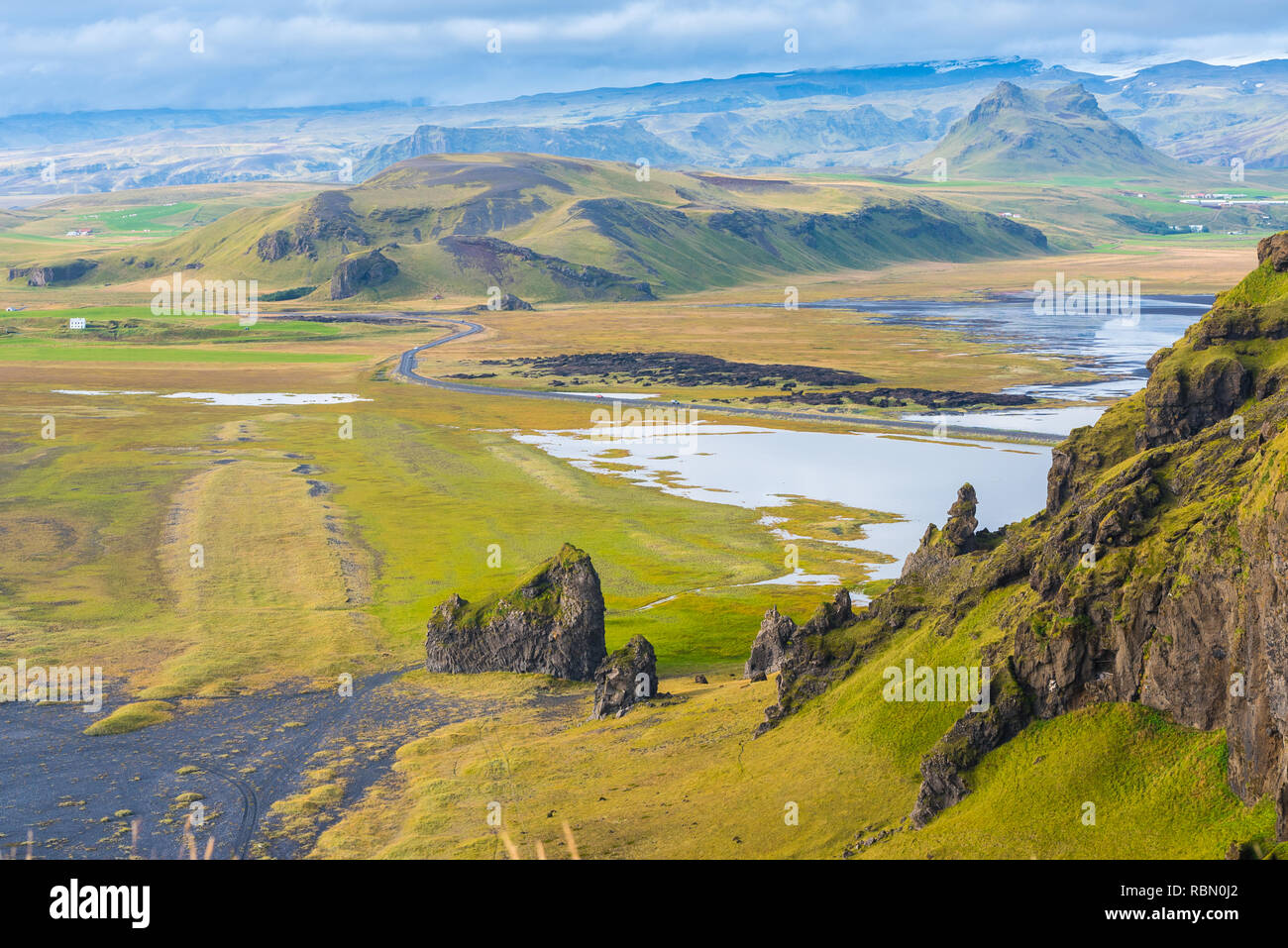 Fantastische grüne Landschaft mit Bergen und Seen auf Island Stockfoto