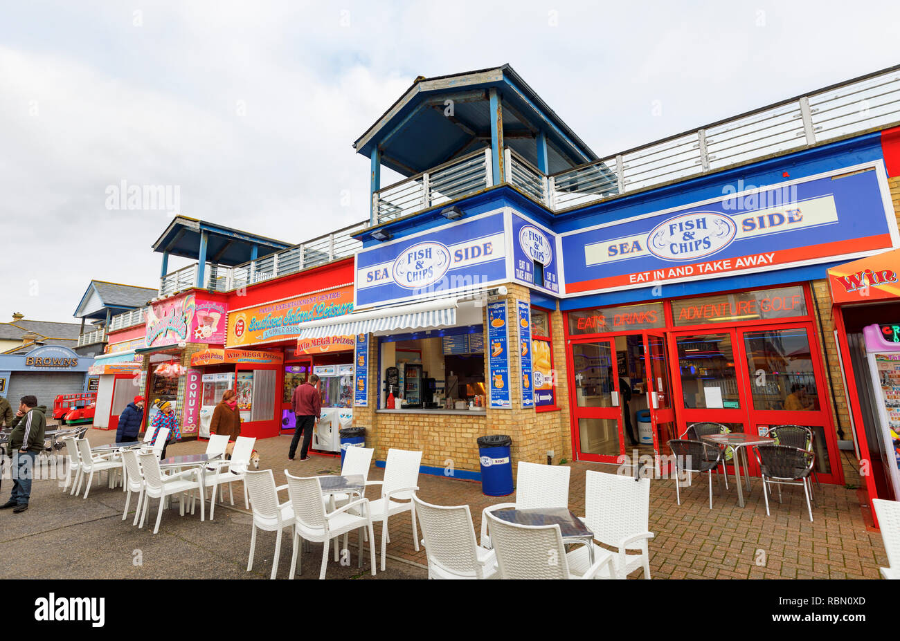 Southsea Island Freizeit, eine bunte Familie Spielhalle und Fish & Chip Shop von Clarence Pier in Southsea, Portsmouth, Großbritannien Stockfoto