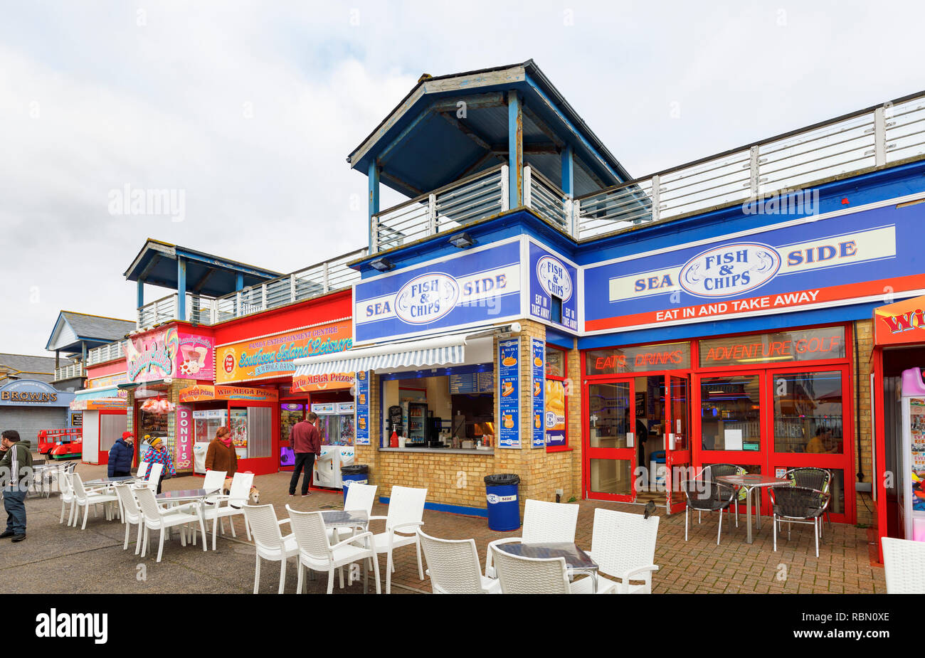 Southsea Island Freizeit, eine bunte Familie Spielhalle und Fish & Chip Shop von Clarence Pier in Southsea, Portsmouth, Großbritannien Stockfoto