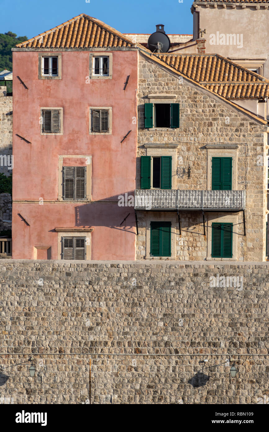 Wunderschöne historische Häuser in der Altstadt von Dubrovnik, Kroatien Stockfoto
