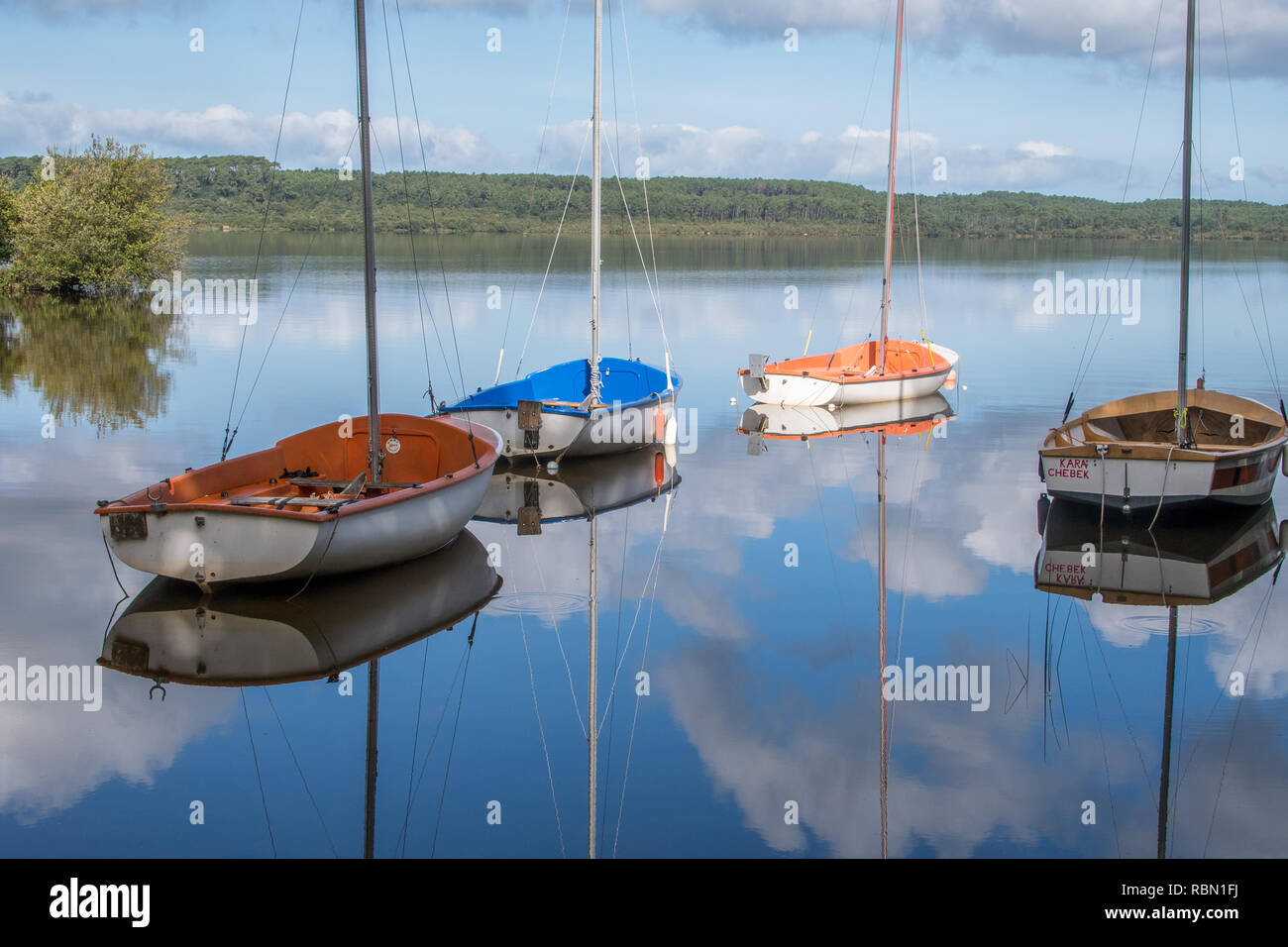Idylle mit kleinen Segelboote im Wasser widerspiegelt Stockfoto