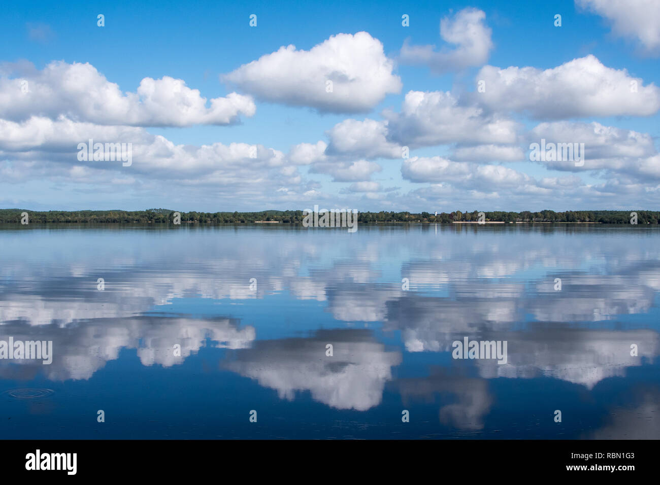Wolken im Himmel spiegelt in Wasser mit hotizon Stockfoto