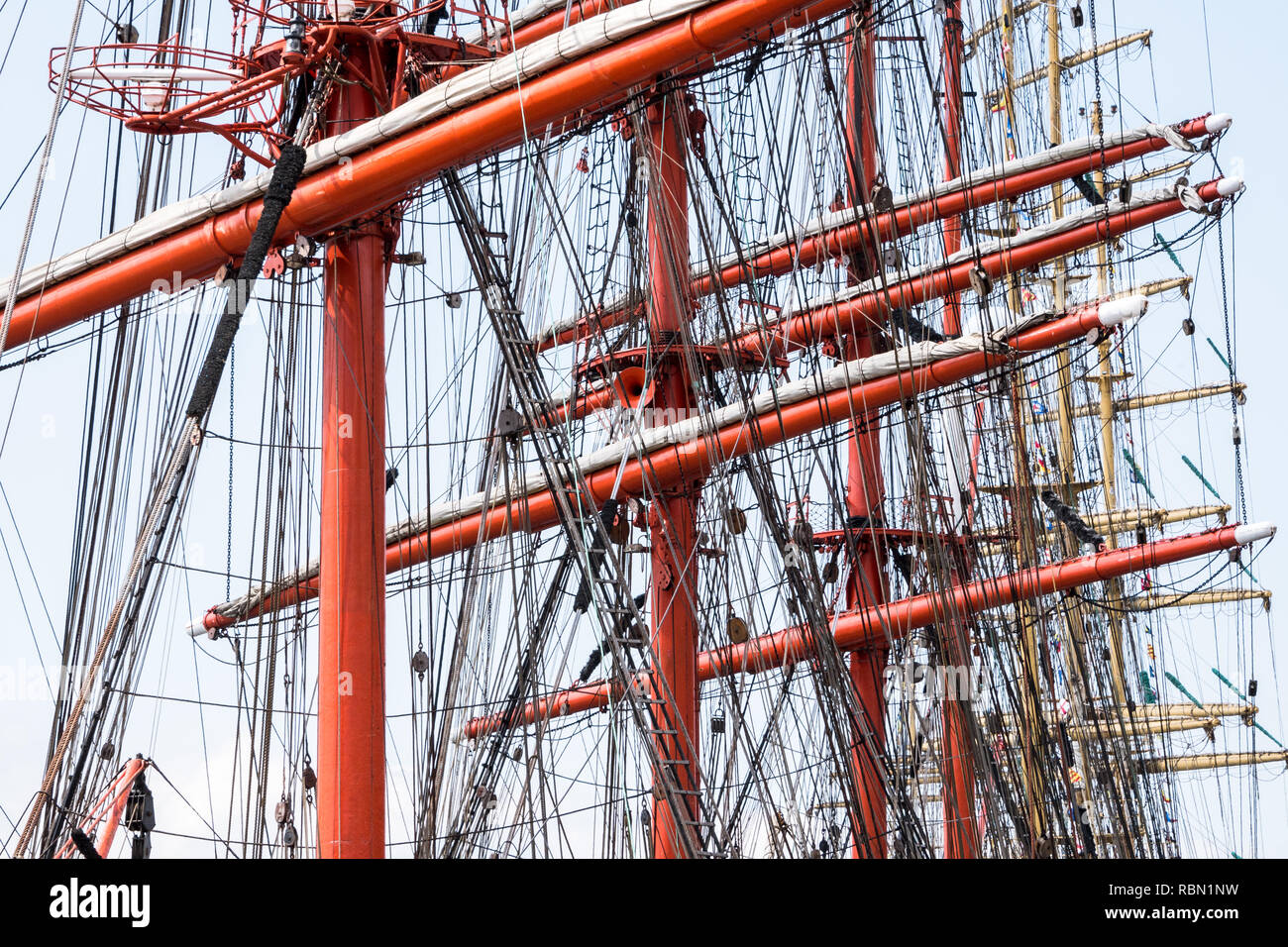 Red Masten aus einem großen Segelschiff mit verwirrt Rigging Stockfoto