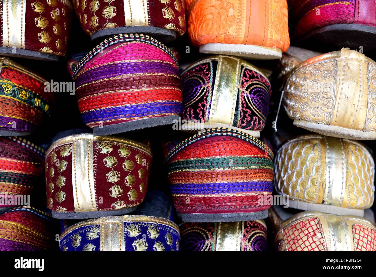 Gestapelten Reihen von traditionellen ethnischen handgefertigte Rajasthani  Damen Schuhe, oder Jutti in Jaipur, Rajasthan, Indien Stockfotografie -  Alamy