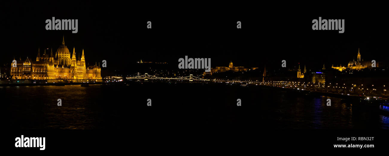 Panoramablick auf die Nacht Blick auf Budapest, Ungarn mit dem Parlament, die Budaer Burg, der Kettenbrücke, Fishermens Bastion und andere Attraktionen Stockfoto